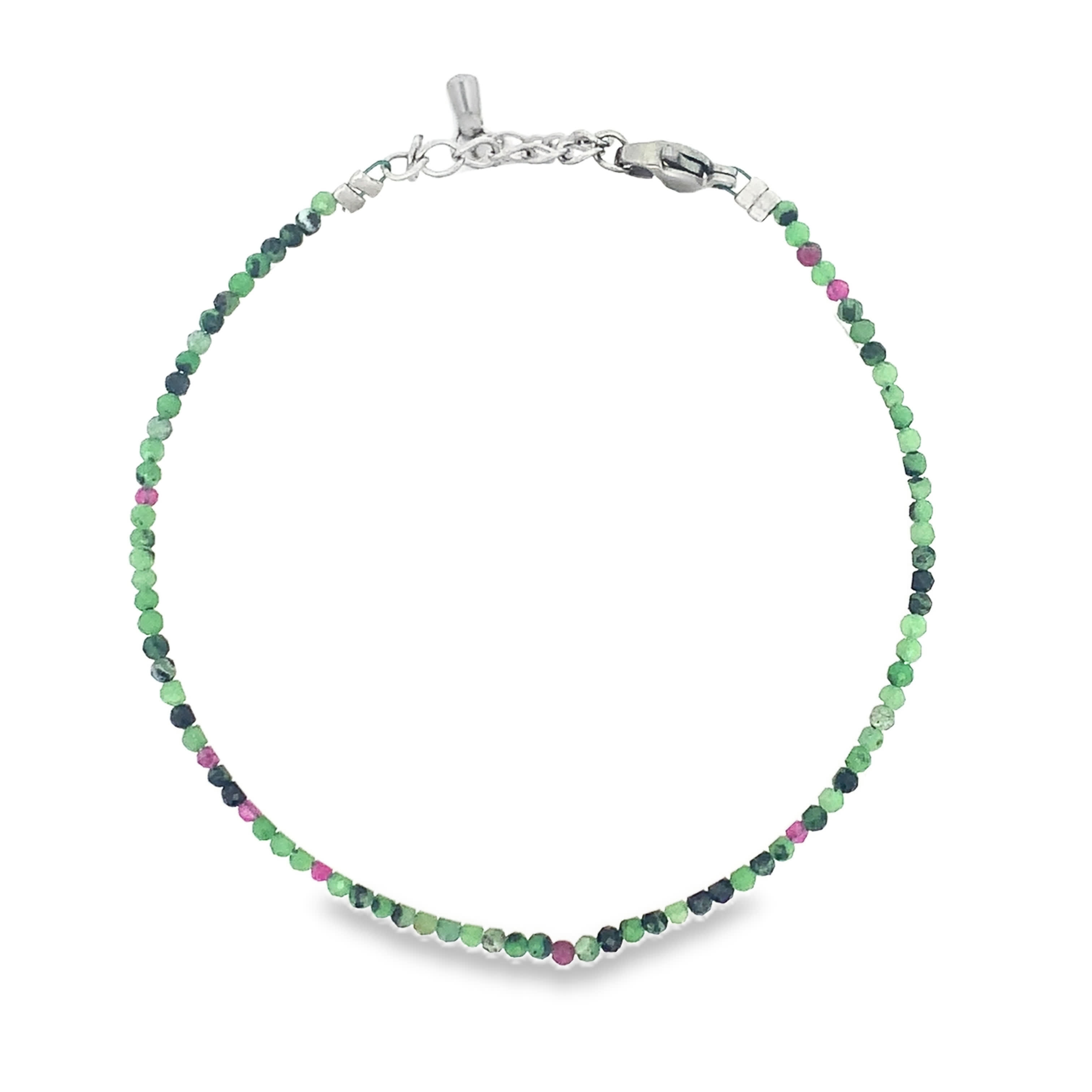 Bransoletka z koralików ze posrebrzanej stali z okrągłymi kamieniami w kształcie kaboszonu