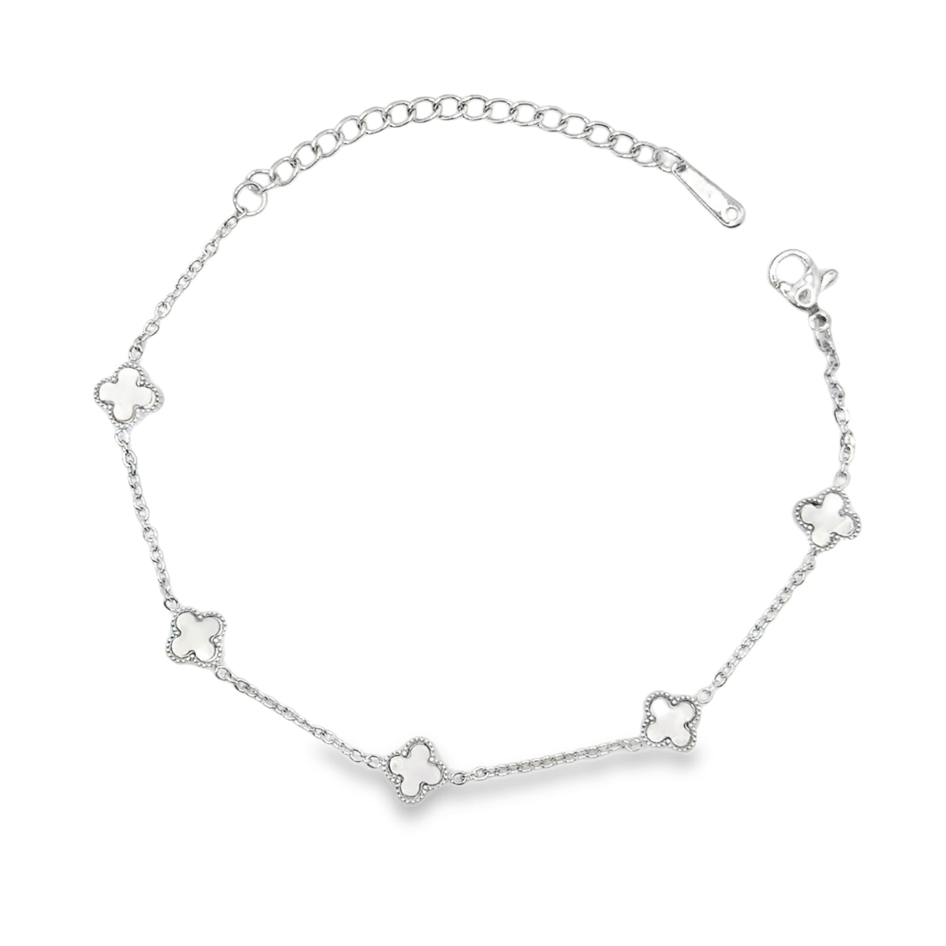 Bransoletka ze srebrnego łańcuszka z perłowymi wkładkami w kształcie koniczyny