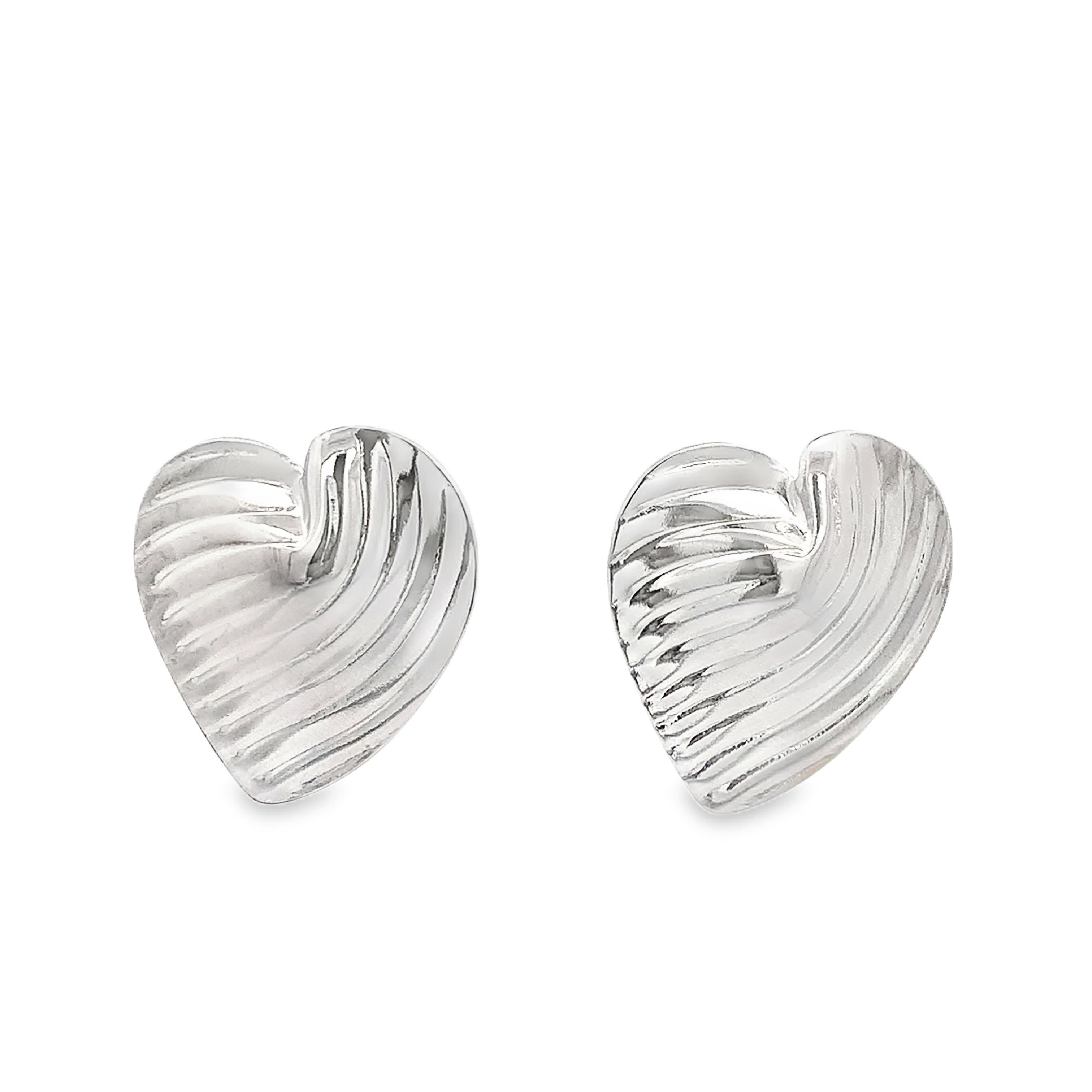 Teksturowane posrebrzane kolczyki w kształcie serca