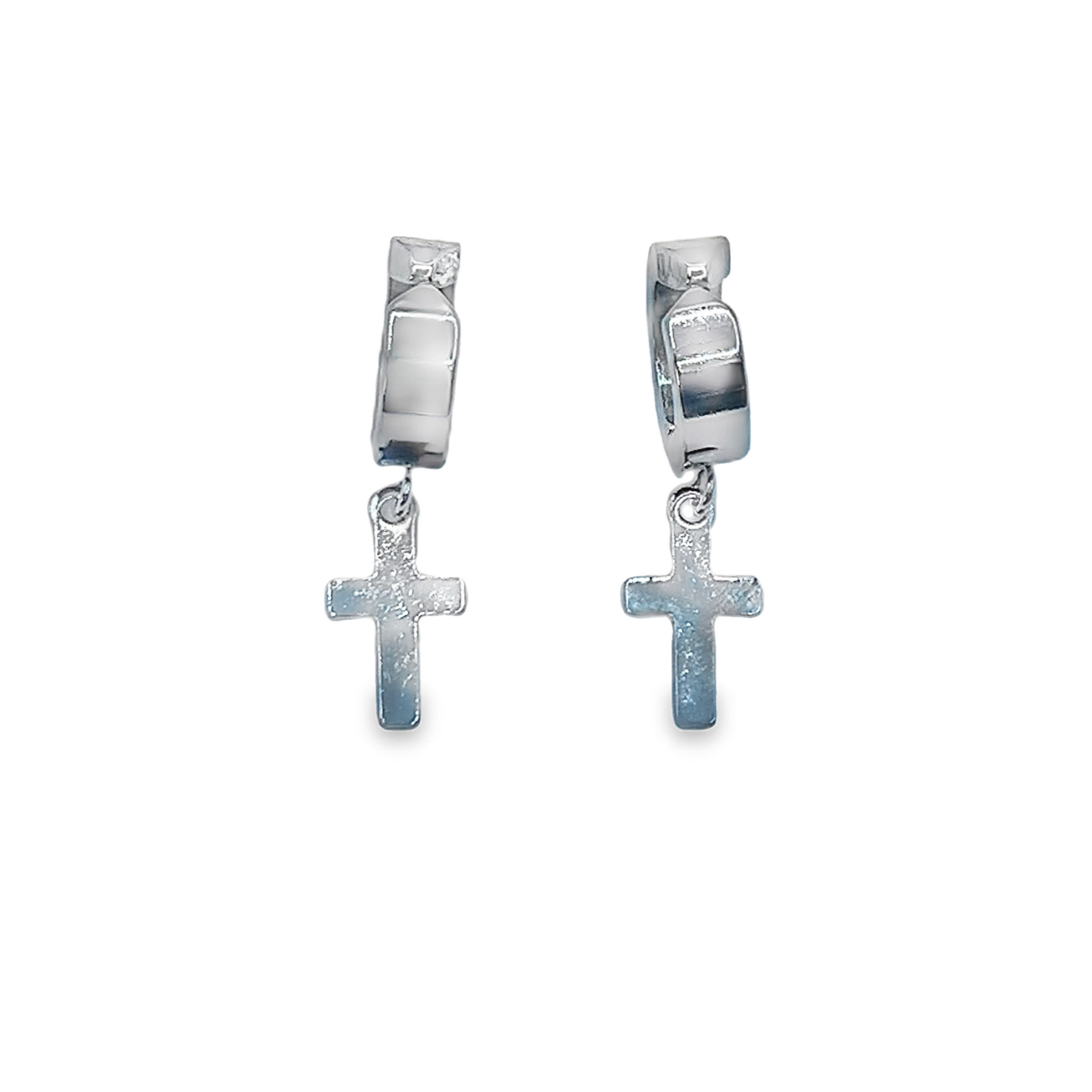 Kolczyki z wiszącym posrebrzanym krzyżem – biżuteria religijna