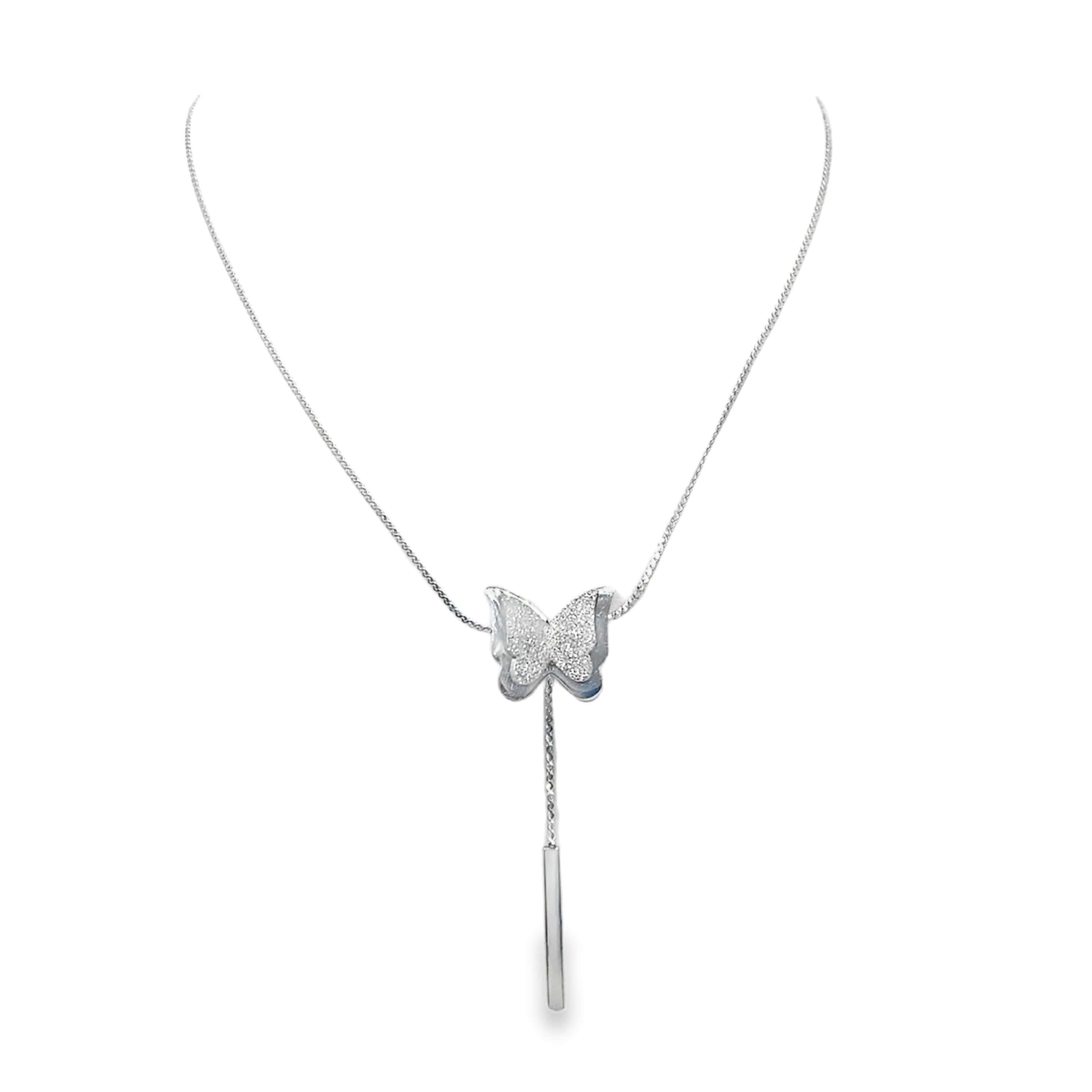 Posrebrzany naszyjnik z zawieszką w kształcie motyla