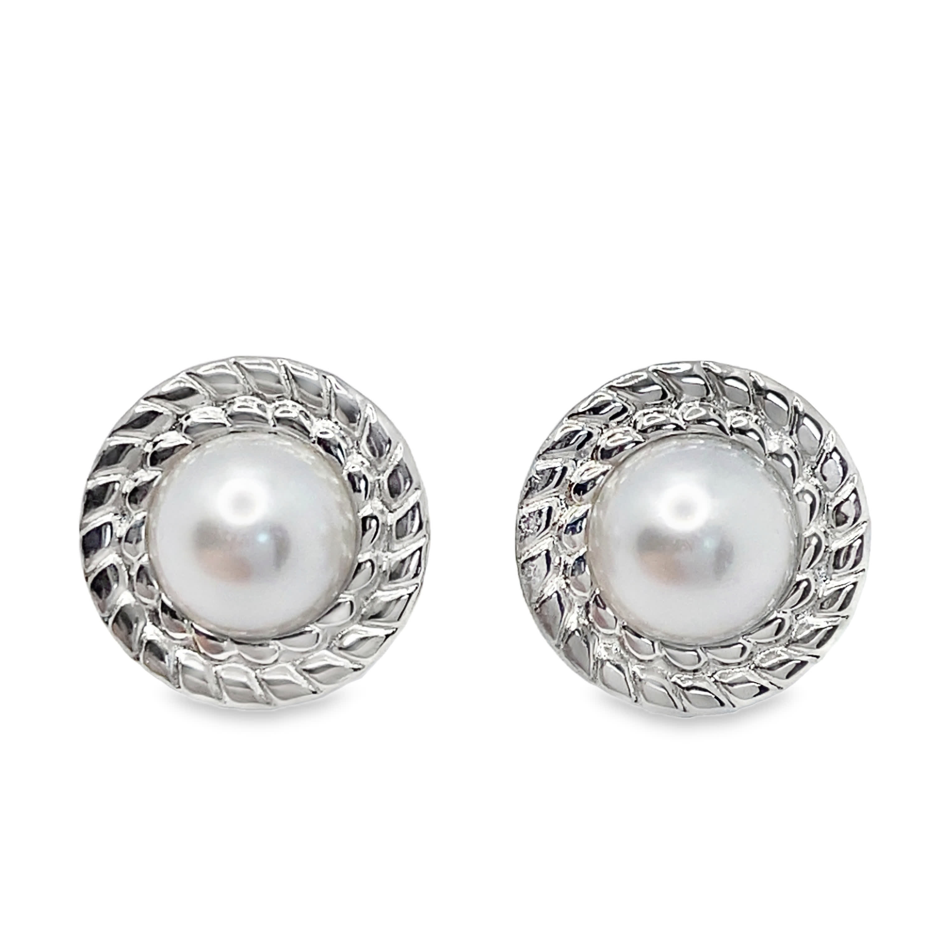 Posrebrzane kolczyki z okrągłymi perłowymi kaboszonami