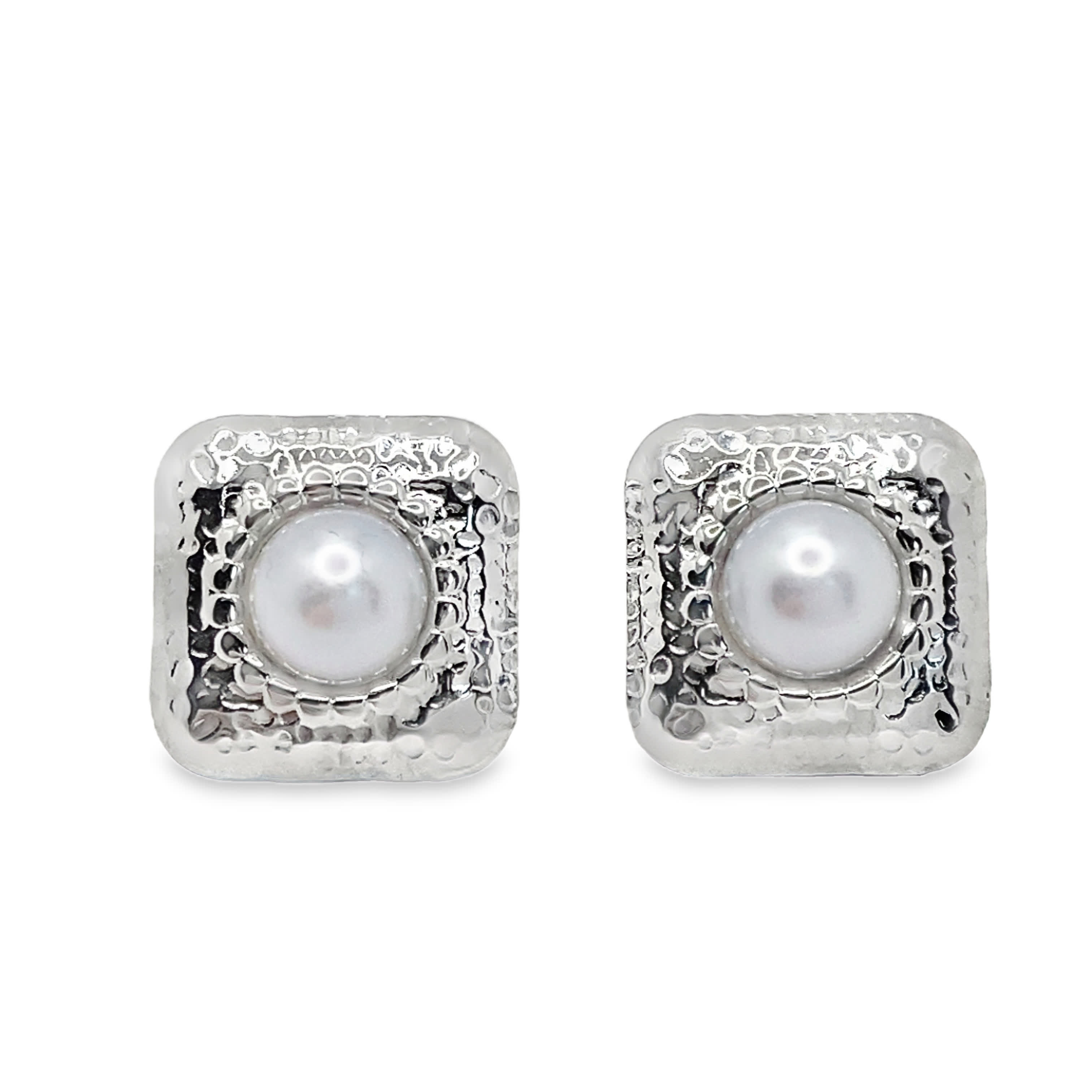 Posrebrzane kolczyki z klasycznymi perłowymi kaboszonami