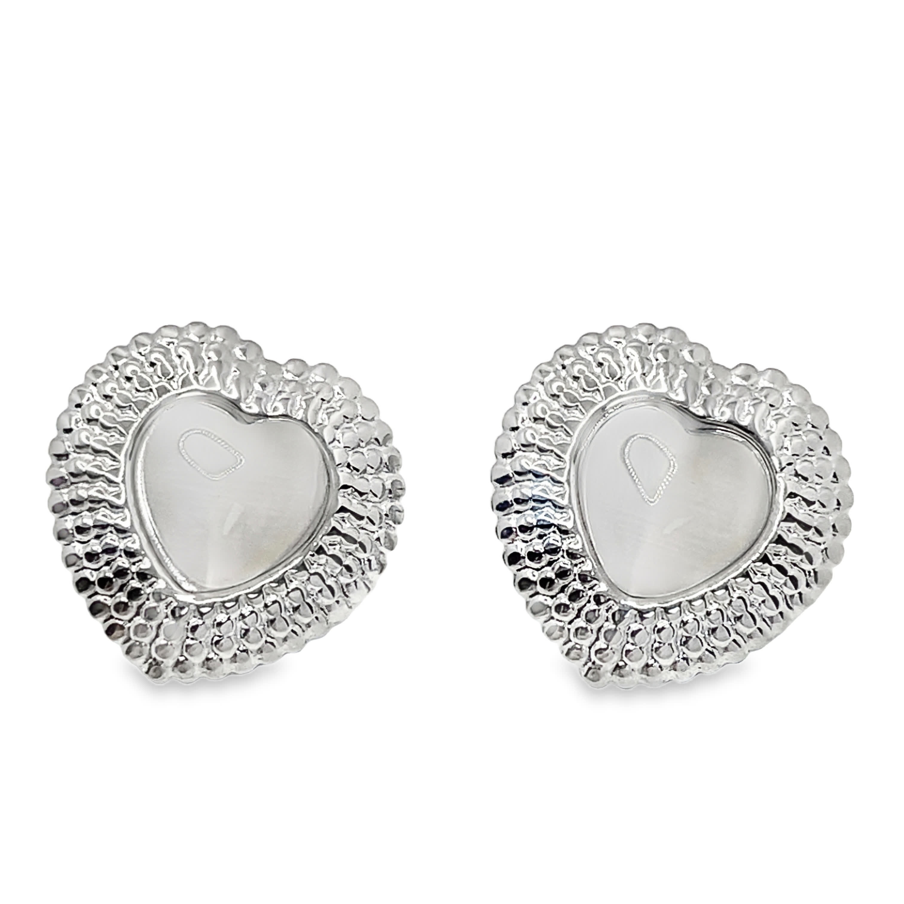 Posrebrzane kolczyki w kształcie serca z teksturowaną obwódką