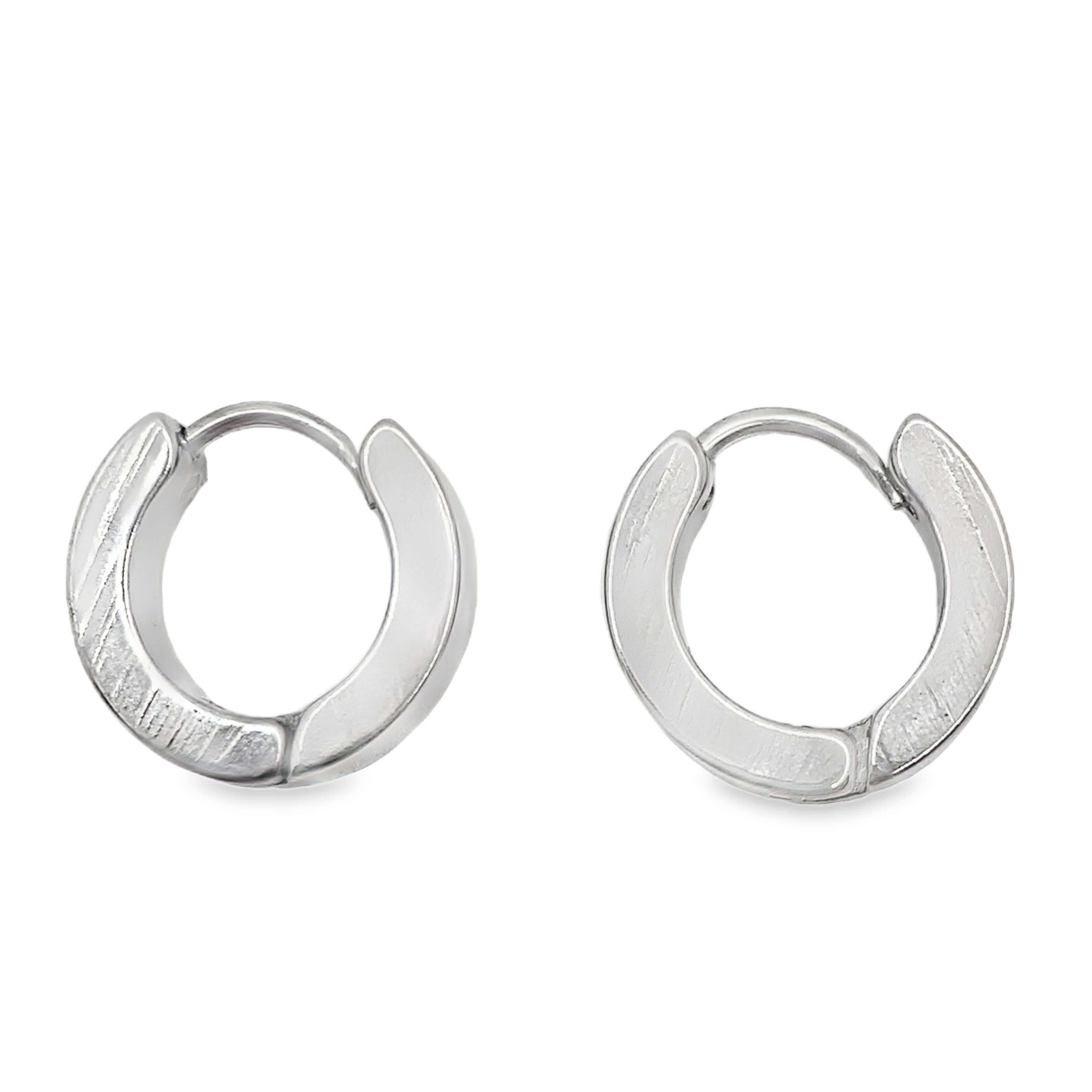 Klasyczne posrebrzane kolczyki koła: styl minimalistyczny