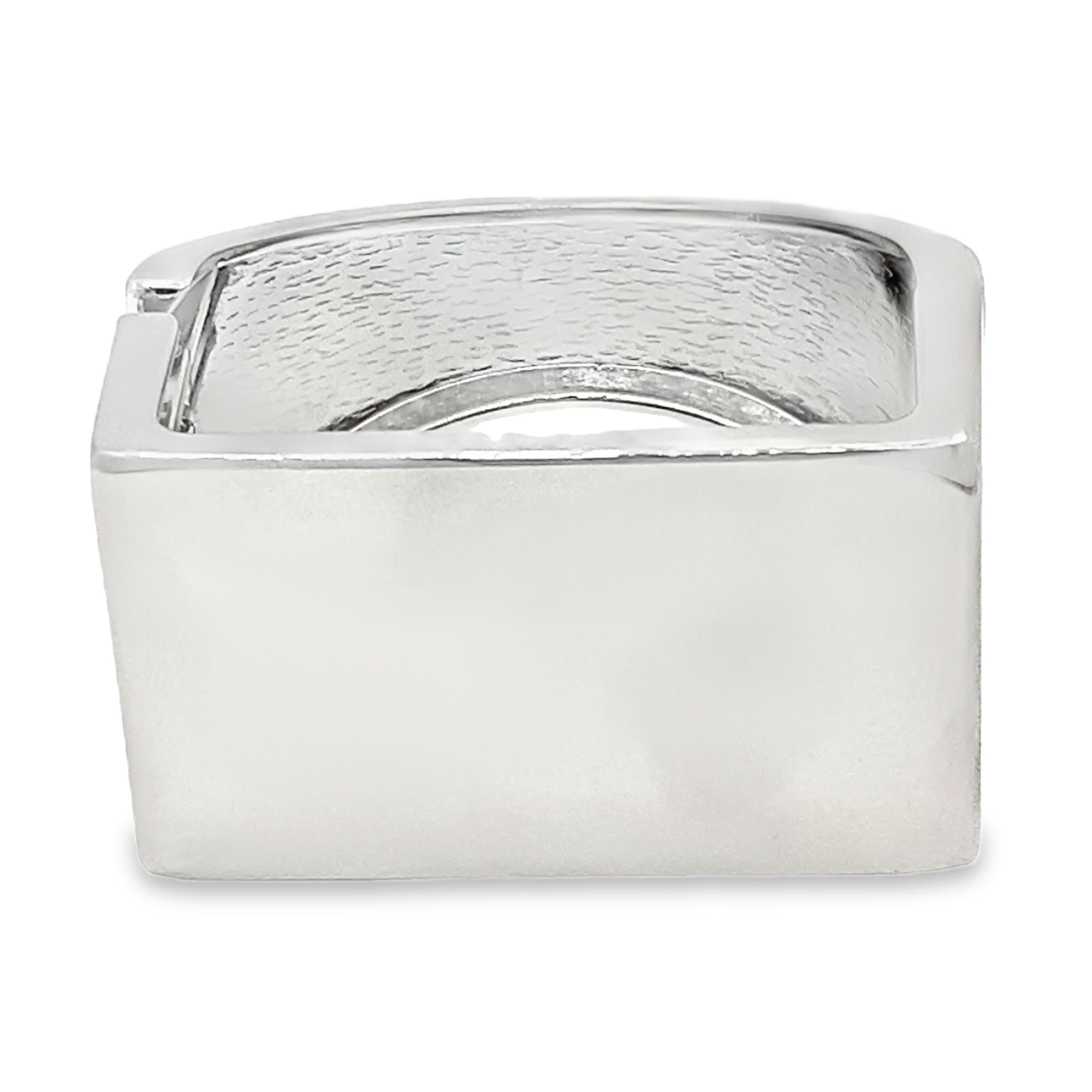 Nowoczesna bransoletka typu bangle