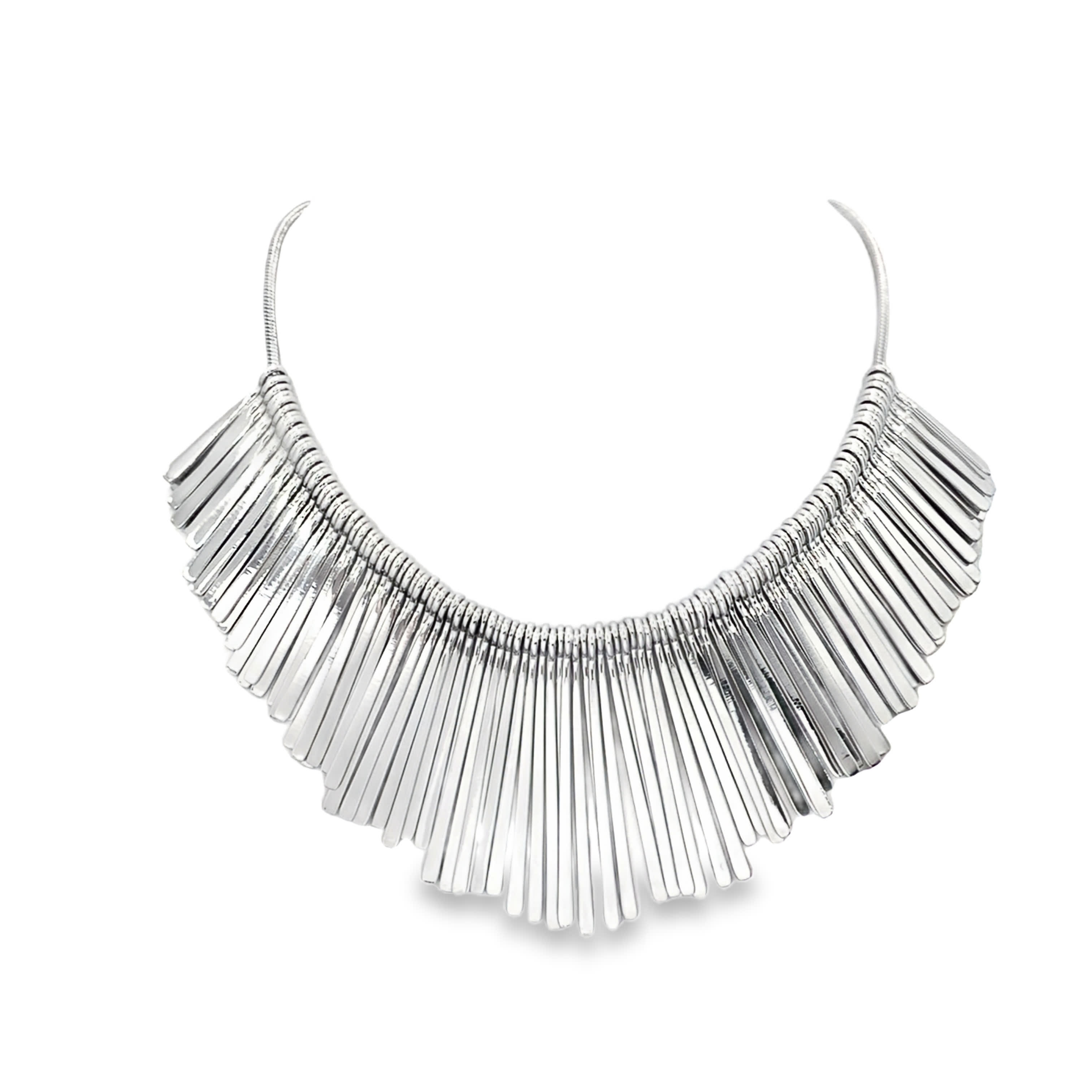 Nowoczesny naszyjnik z frędzlami i białym złotem w kolorze srebra