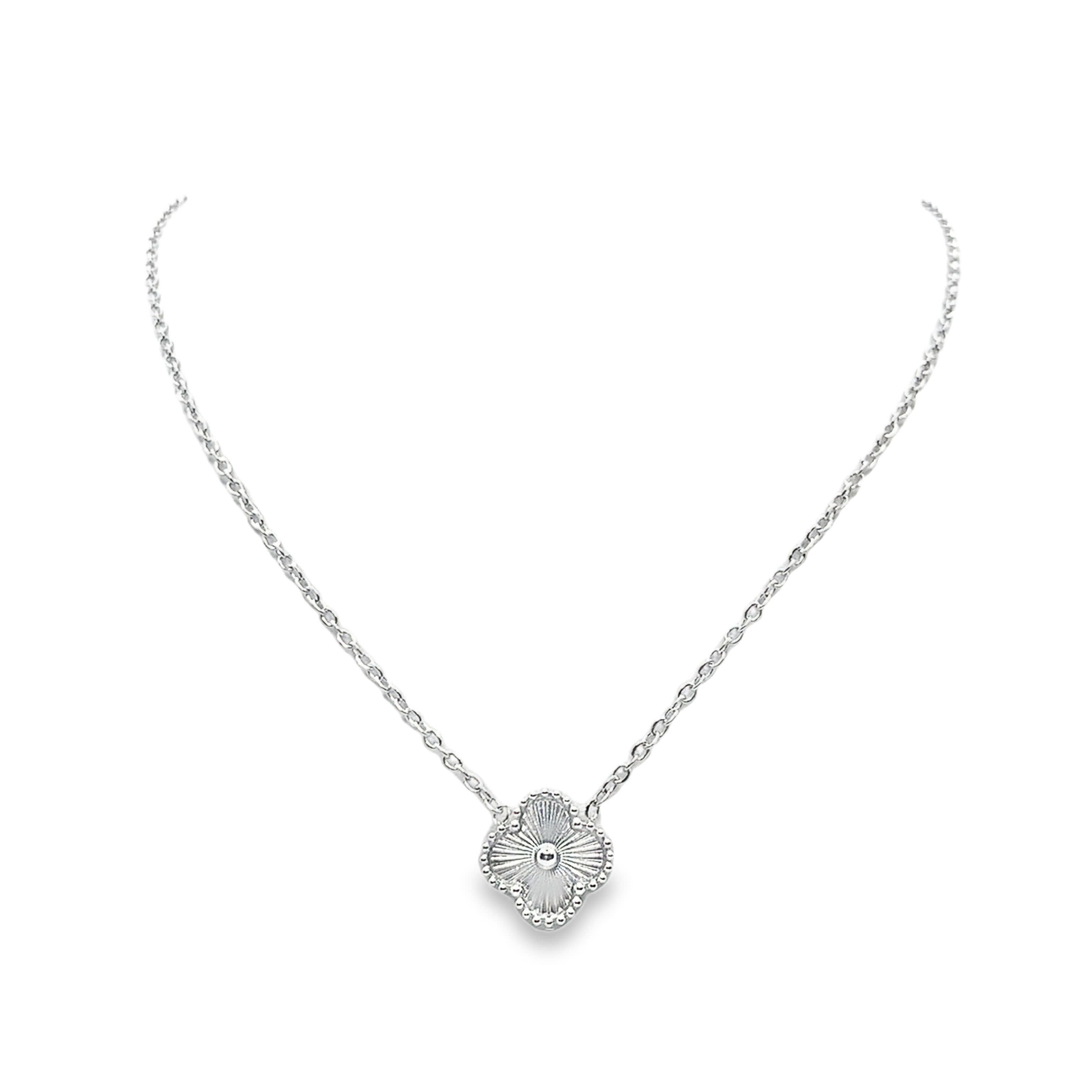 Delikatny srebrny naszyjnik z zawieszką koniczyny w kolorze białego złota