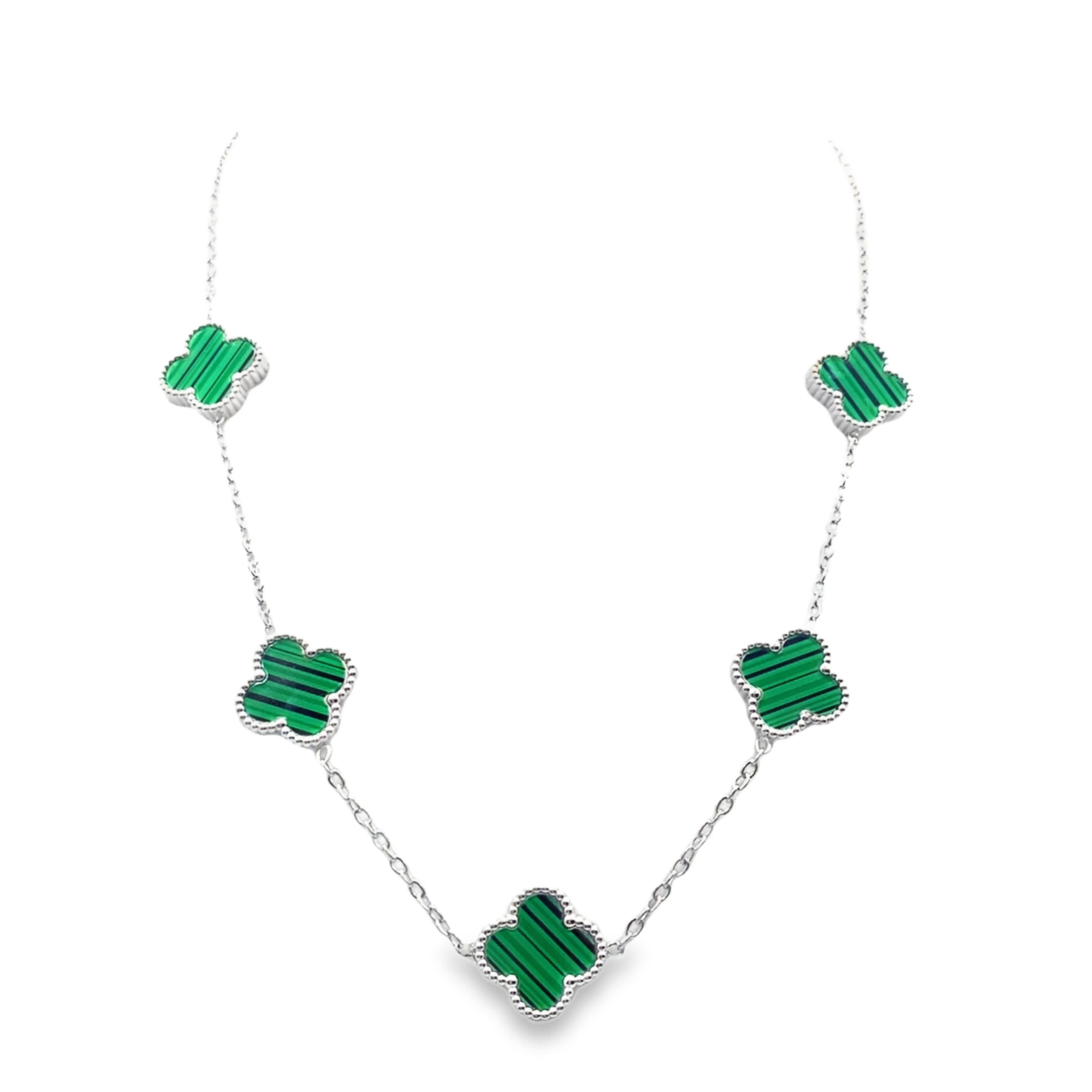 Elegancki srebrny naszyjnik z zawieszkami i zielonymi kaboszonami malachitu