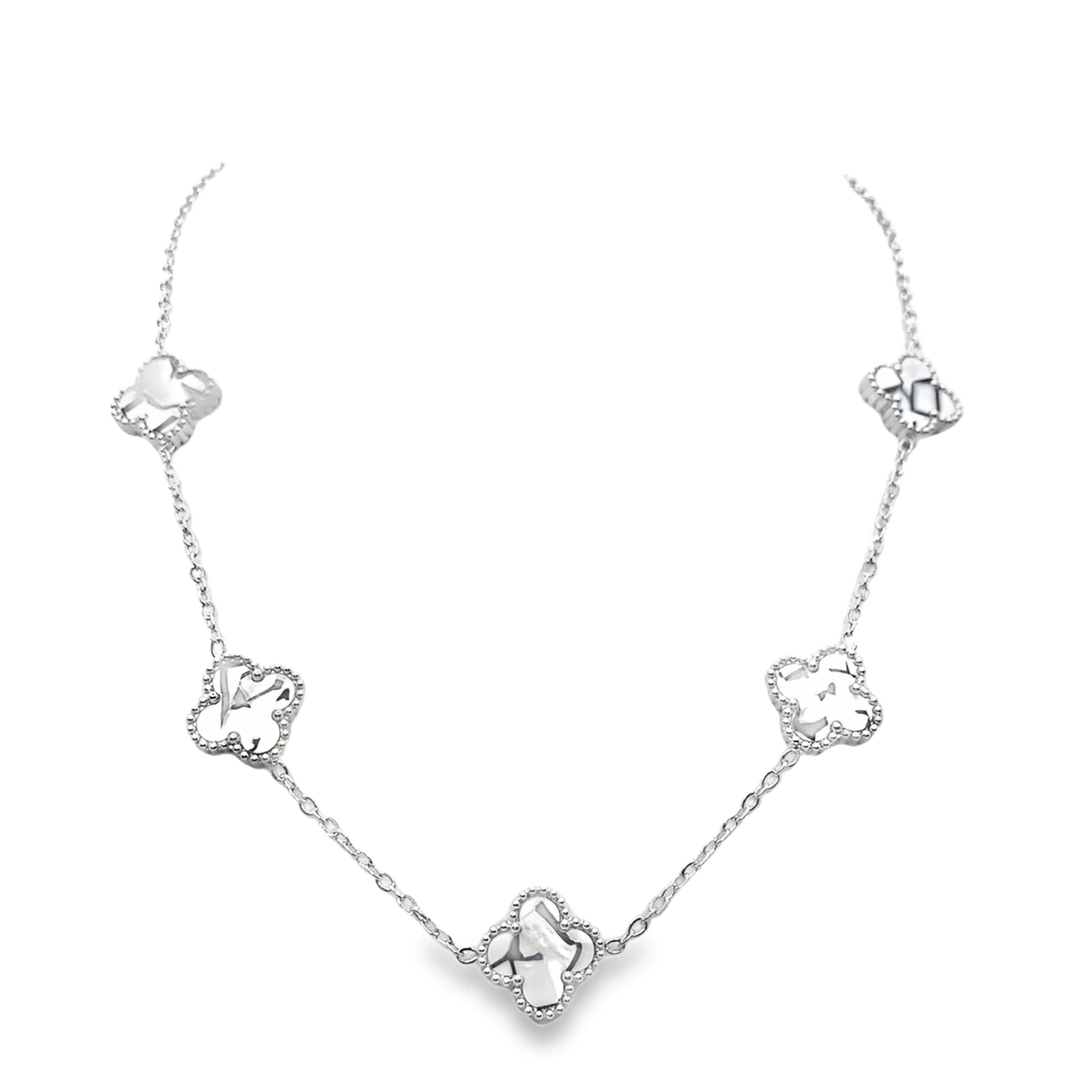 Elegancki naszyjnik z białego złota z koniczyną w srebrze