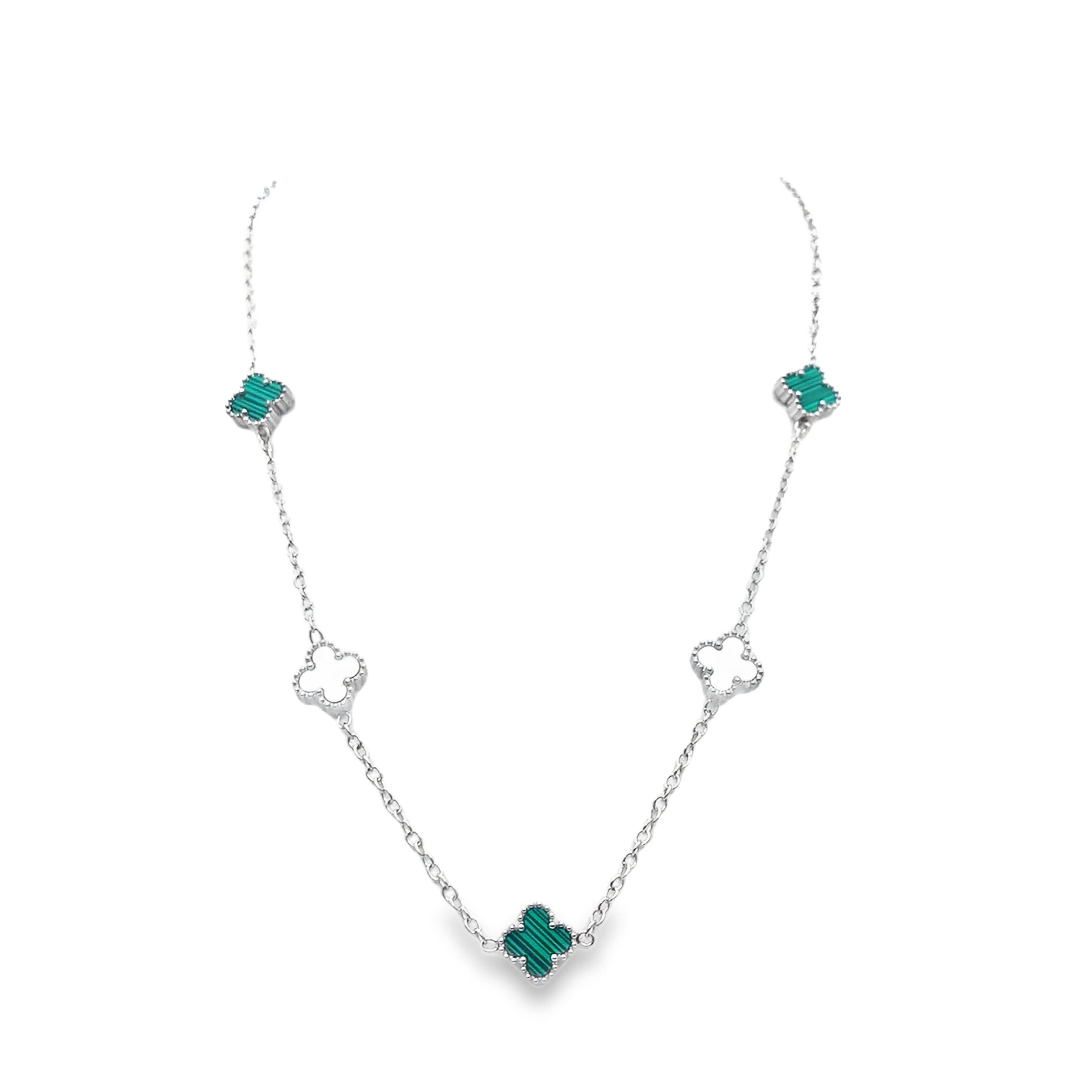 Naszyjnik z białego złota na łańcuszku ze srebra i malachitowych koniczynek