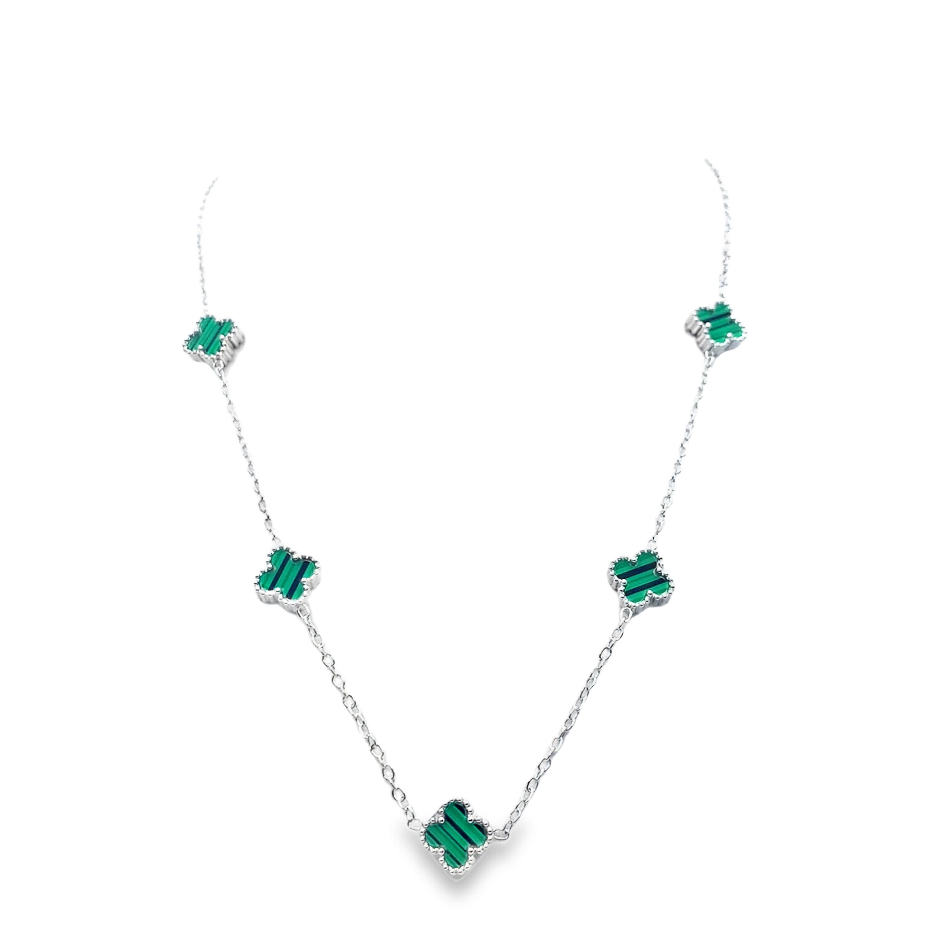 Naszyjnik z białego złota z wisiorkami z malachitu w kształcie koniczyny