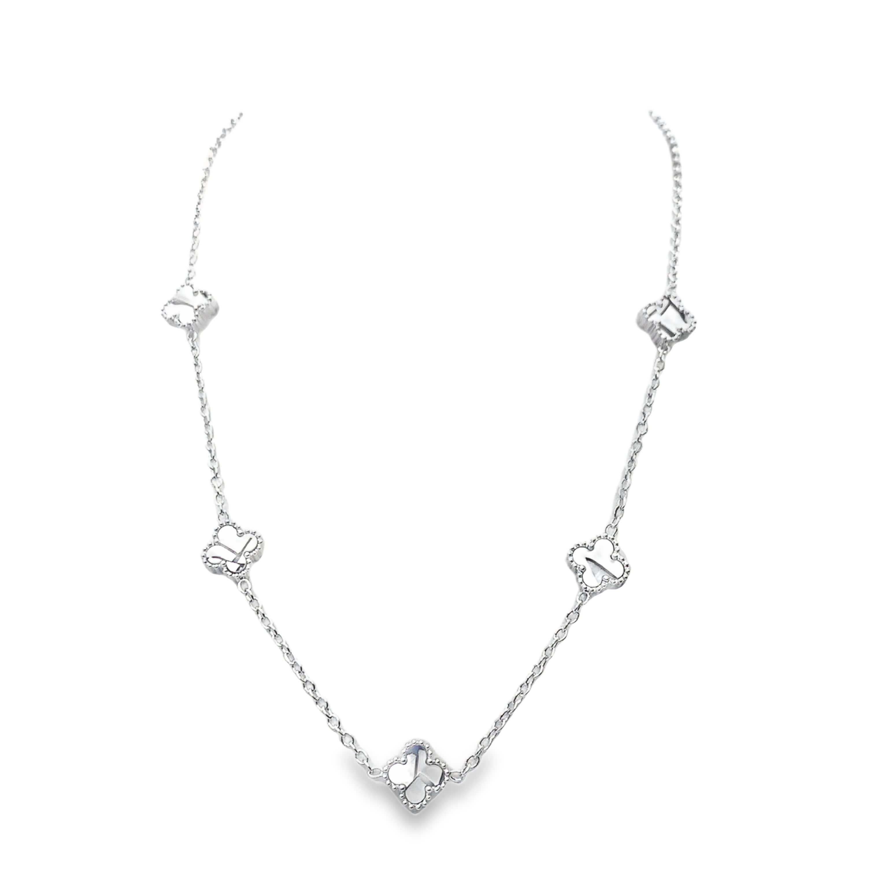 Elegancki naszyjnik z łańcuszkiem w kolorze białego złota z motywem koniczyny