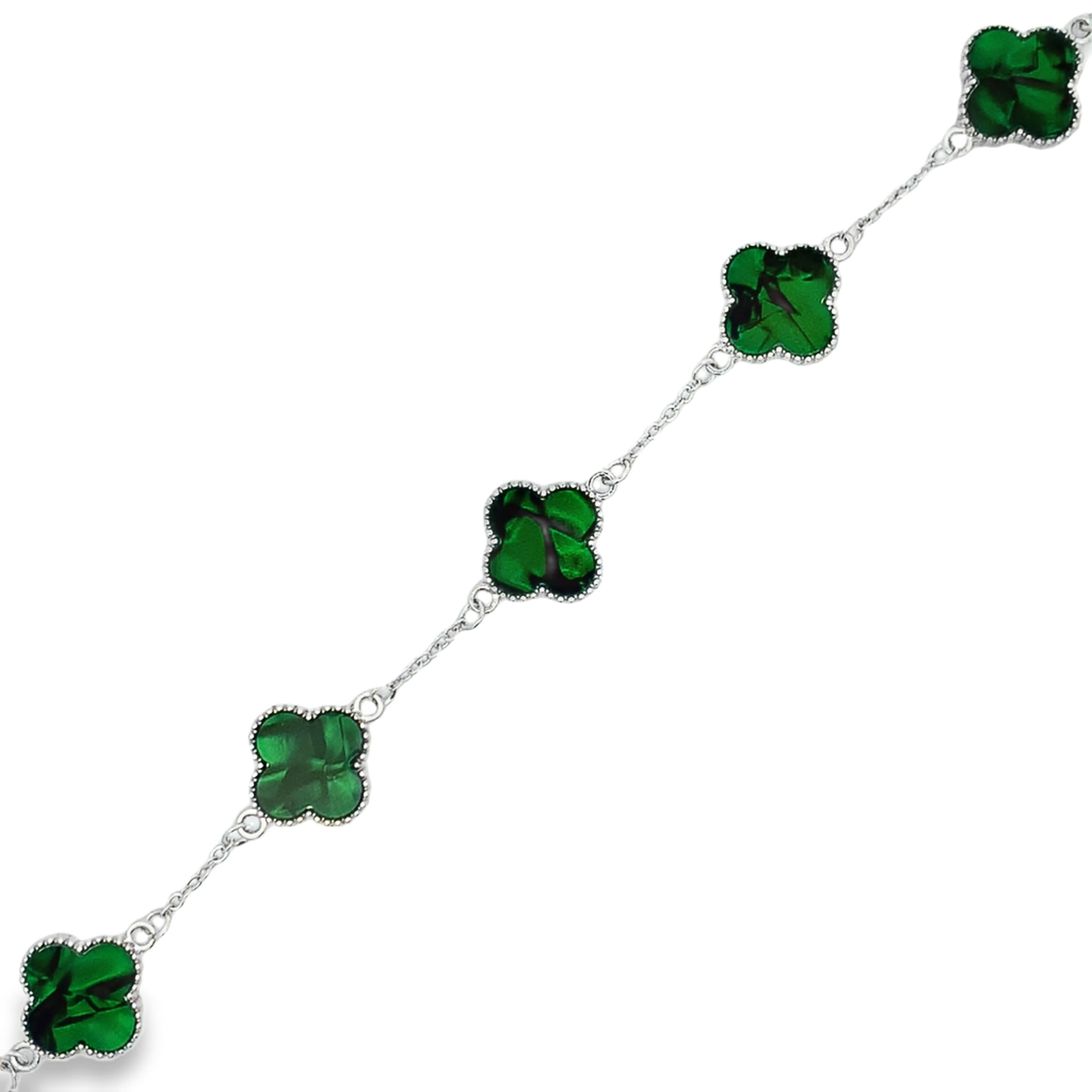 Posrebrzana bransoletka z motywem czterolistnej koniczyny i zielonym kamieniem