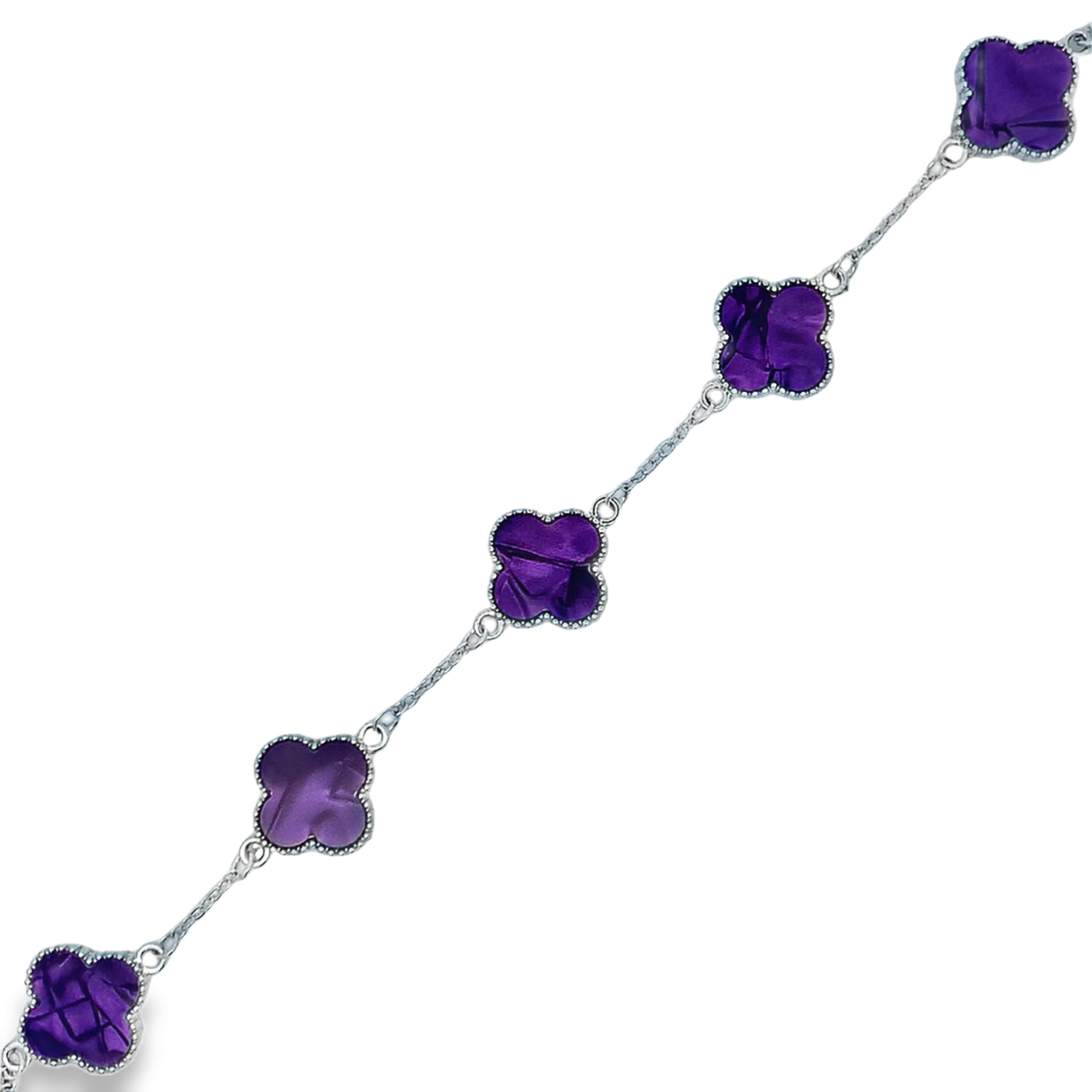 Bransoletka łańcuszkowa w białym metalicznym wykończeniu z rzeźbionym gwiezdnym motywem z fioletowego kamienia