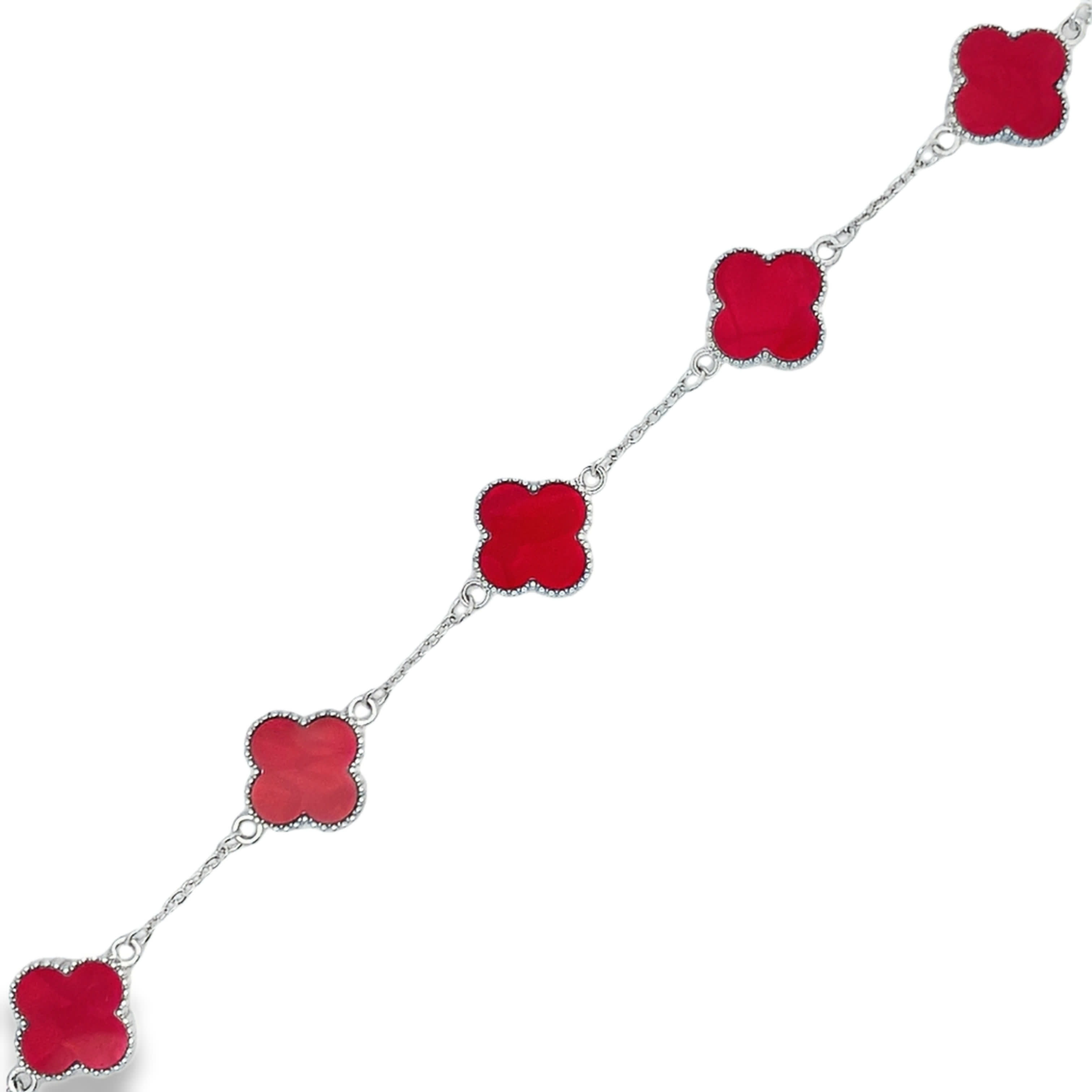 Bransoletka z zawieszką w kształcie kwiatowego motywu z rzeźbionego czerwonego kamienia