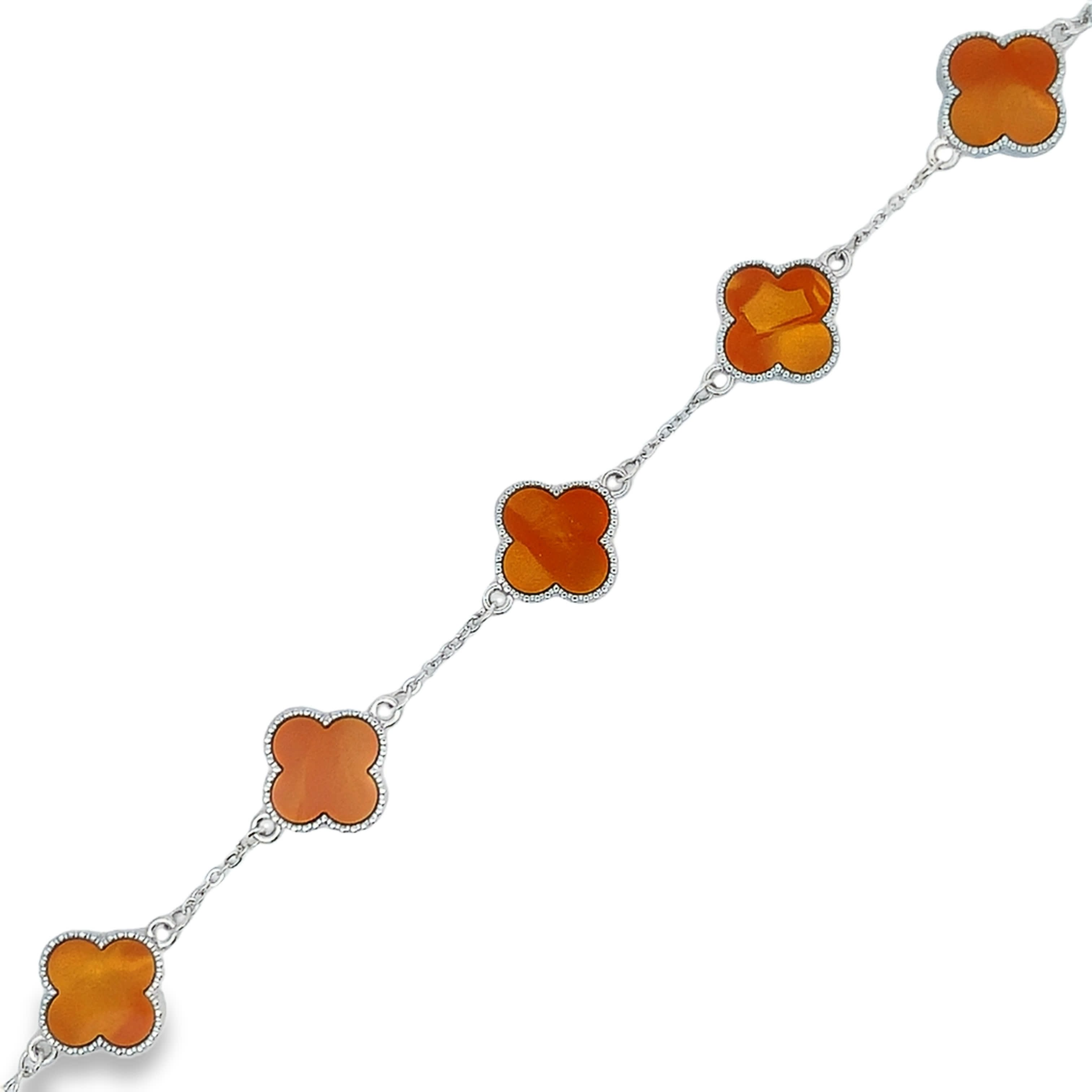 Bransoletka łańcuszkowa w białym metalicznym wykończeniu z rzeźbionymi kamieniami w żółto-pomarańczowym odcieniu