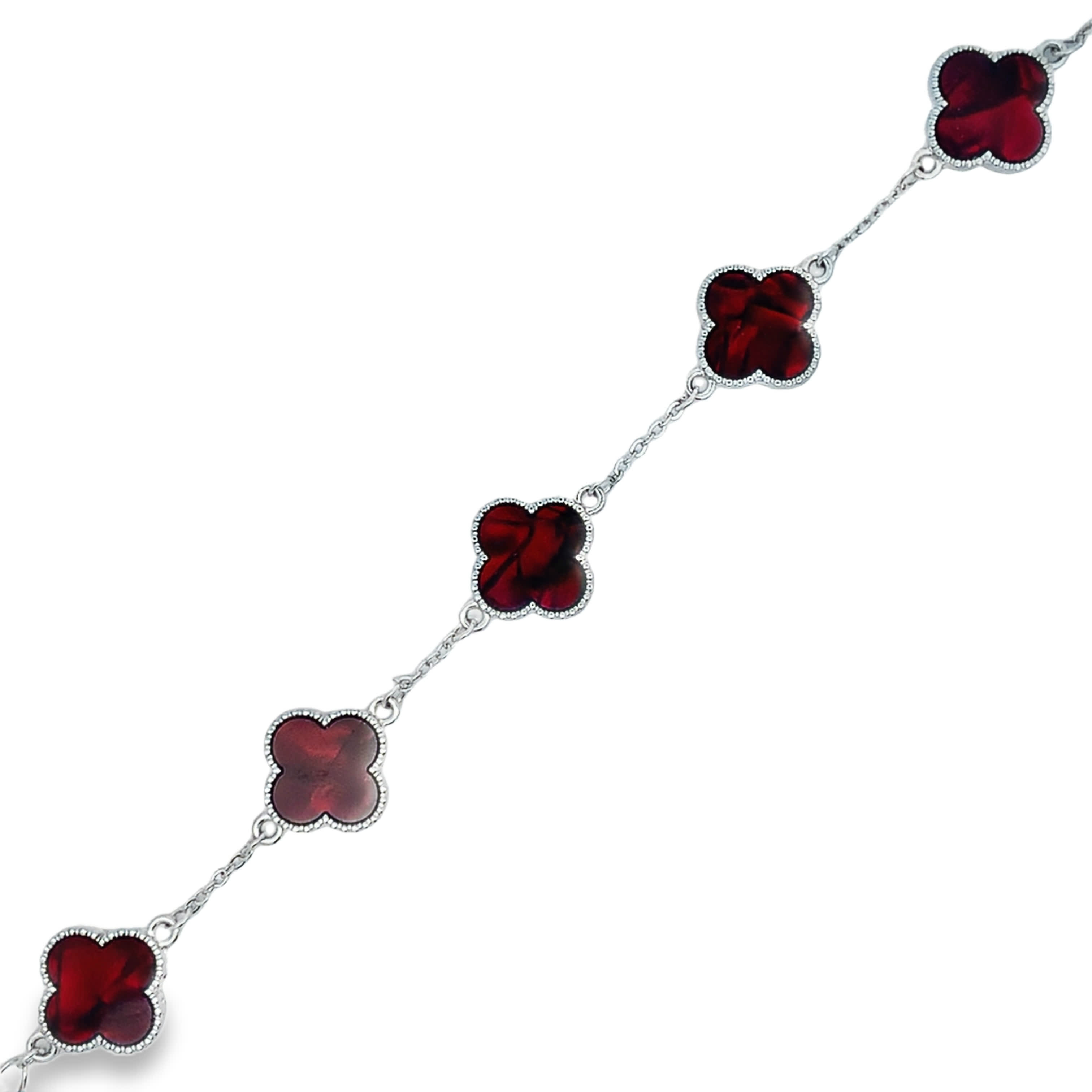 Bransoletka z zawieszką w białym metalicznym wykończeniu z kamieniem w kształcie gwiazdy z czerwonego odcienia