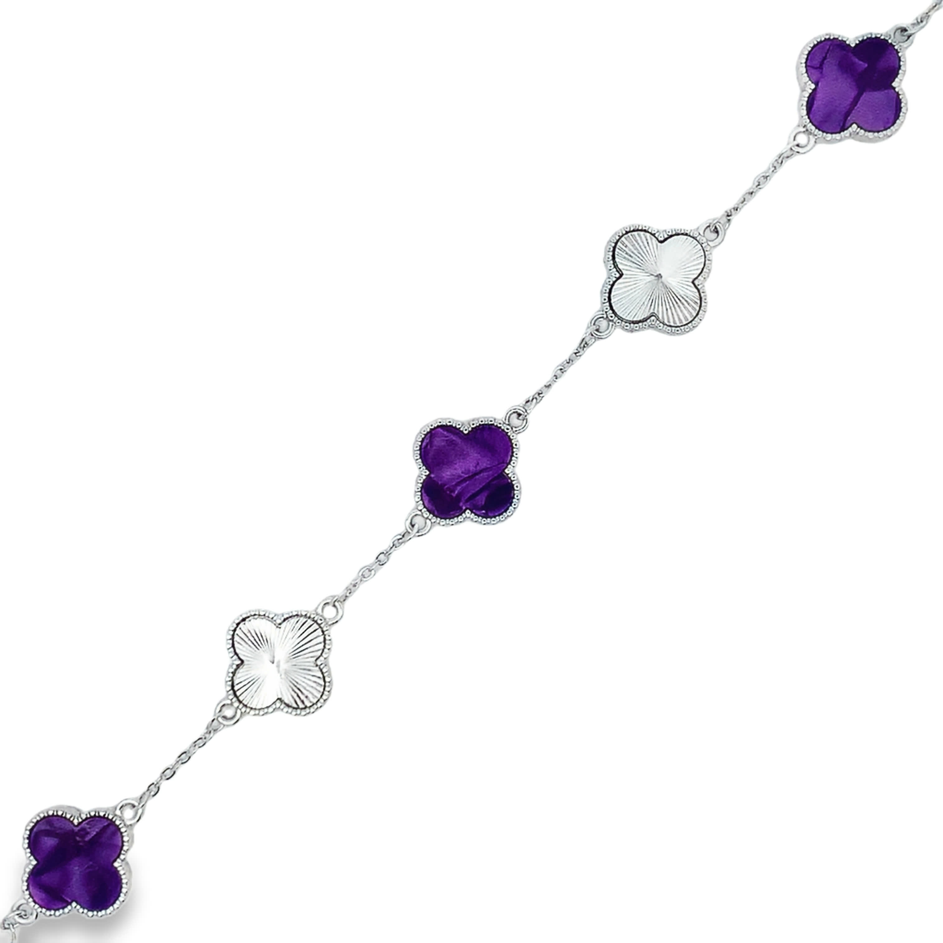 Elegancka bransoletka łańcuszkowa w białym metalicznym wykończeniu z okrągłymi rzeźbionymi kamieniami w fioletowym odcieniu