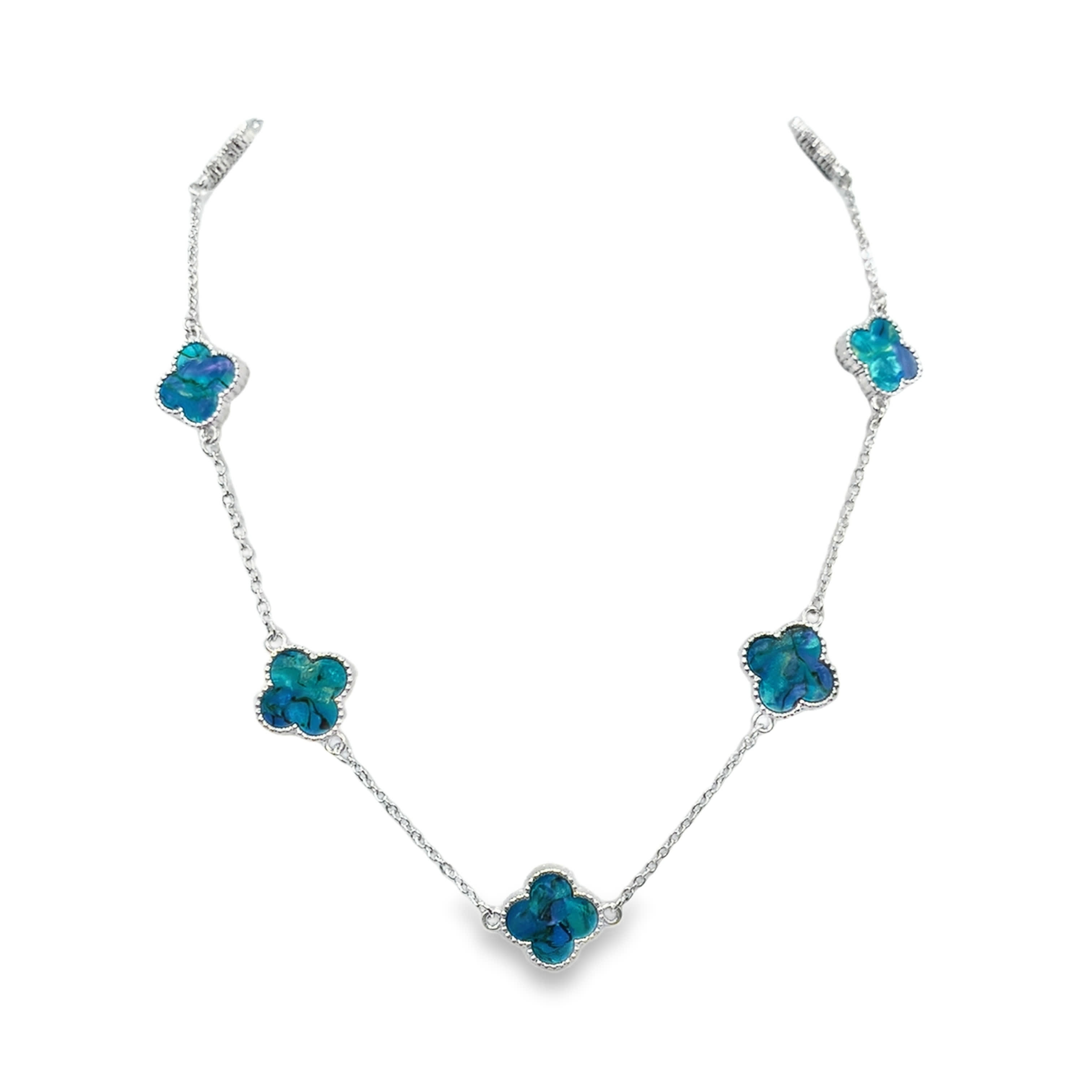 Naszyjnik z zawieszką w formie owalnego kaboszonu z kamienia o mlecznym połysku w pozłacanym wykończeniu