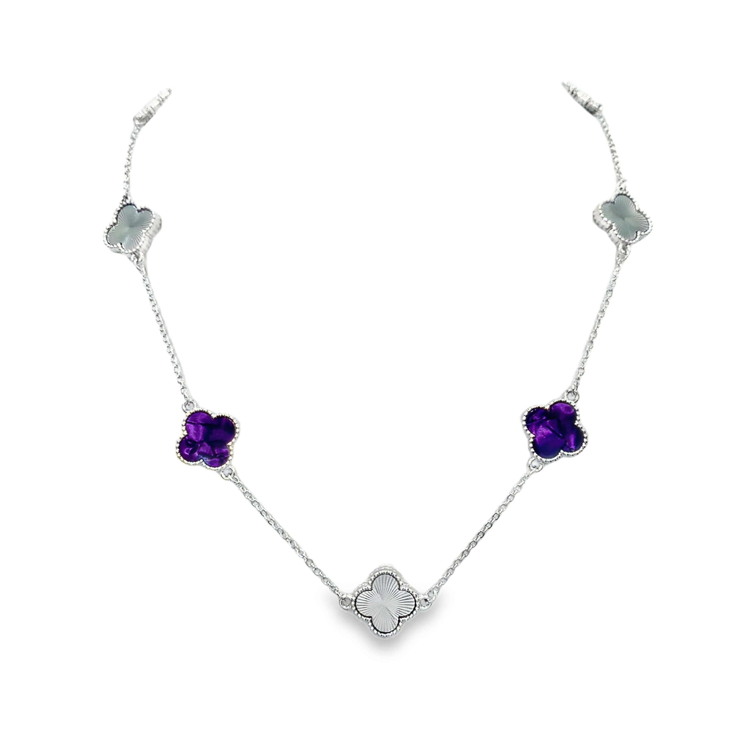 Posrebrzana zawieszka kwiatowa z rzeźbionym kamieniem ametystu