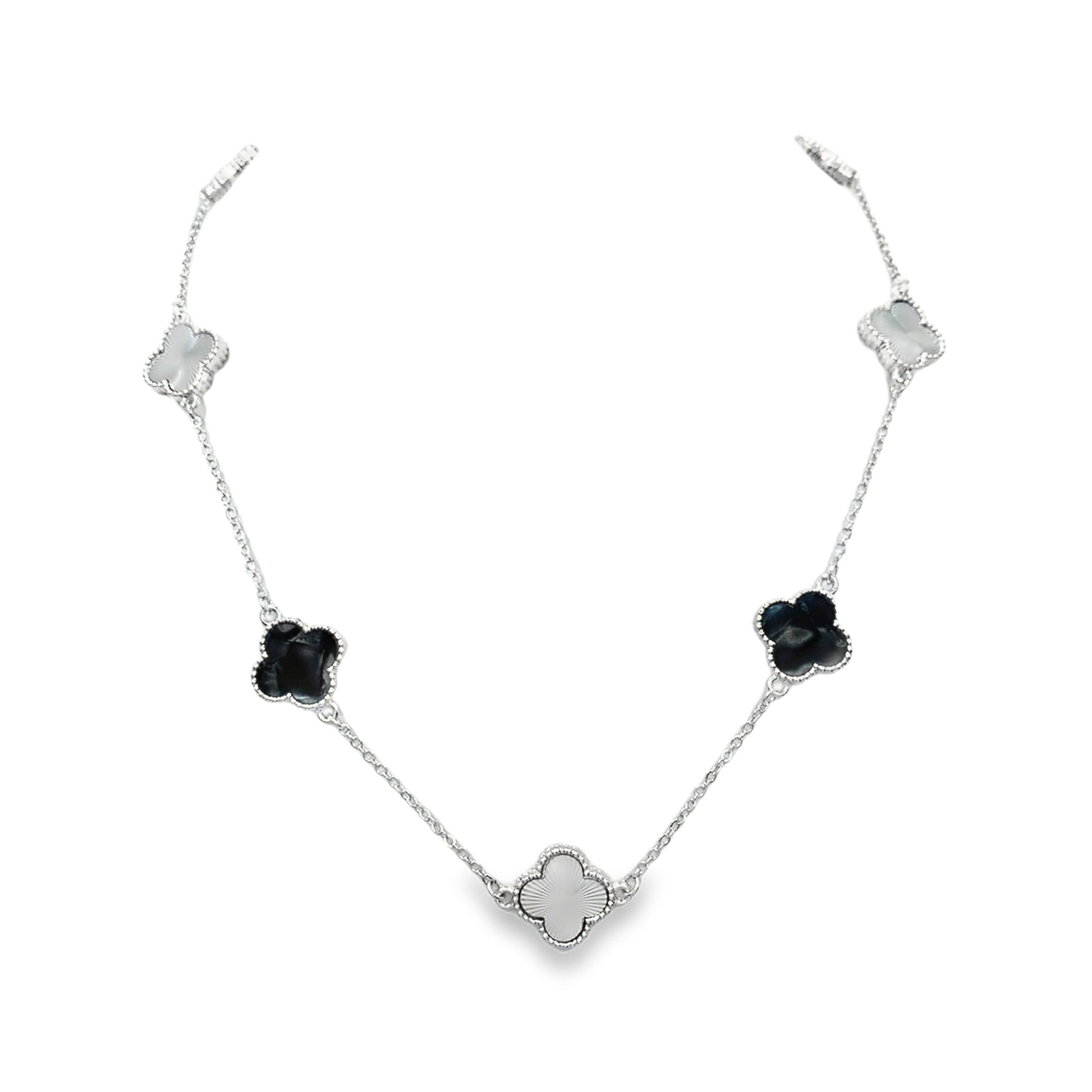 Posrebrzany naszyjnik charms barokowy z rzeźbionym kamieniem onyksu