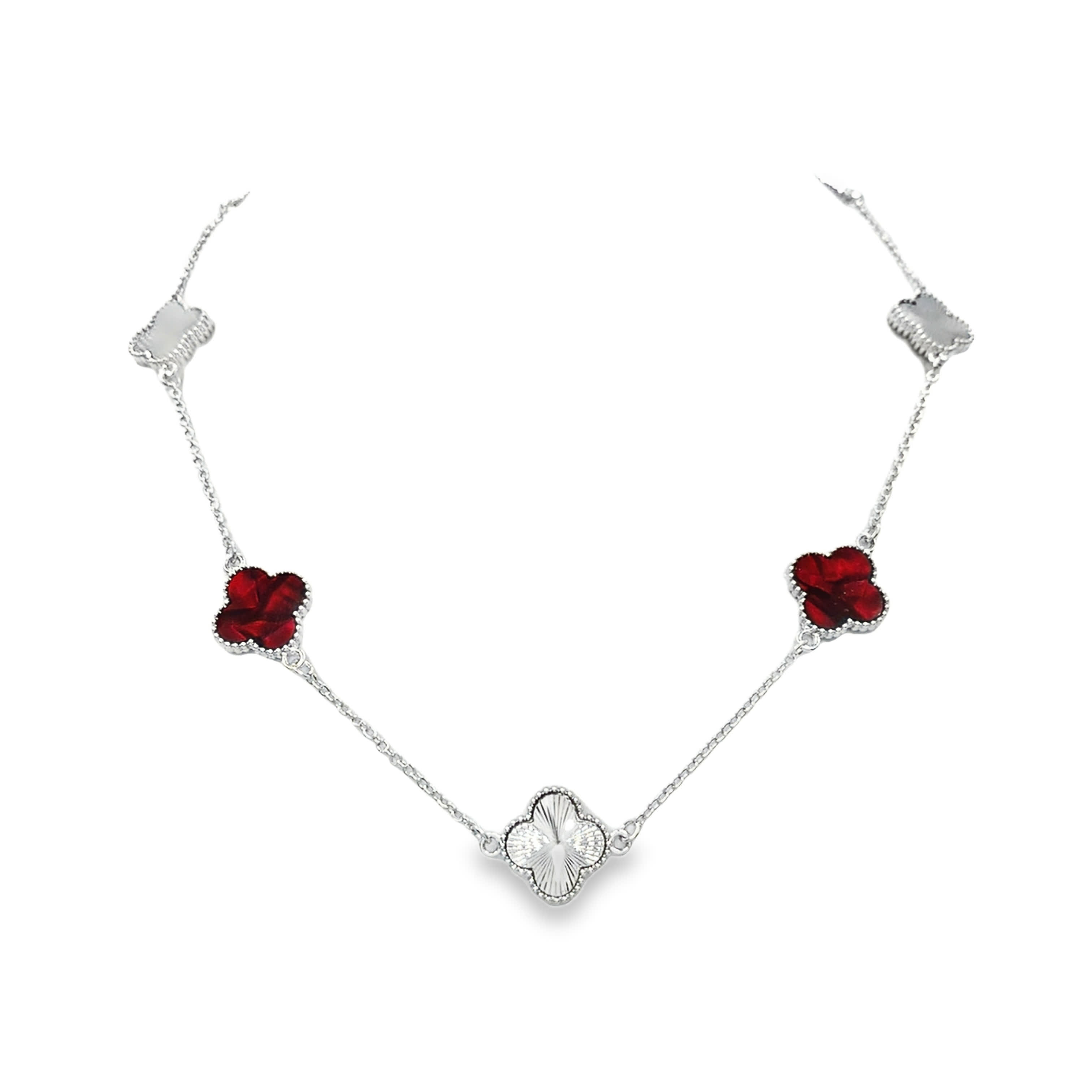 Rzeźbiona zawieszka z kaboszonem kamienia czerwonego rubinu w polerowanym posrebrzanym wykończeniu