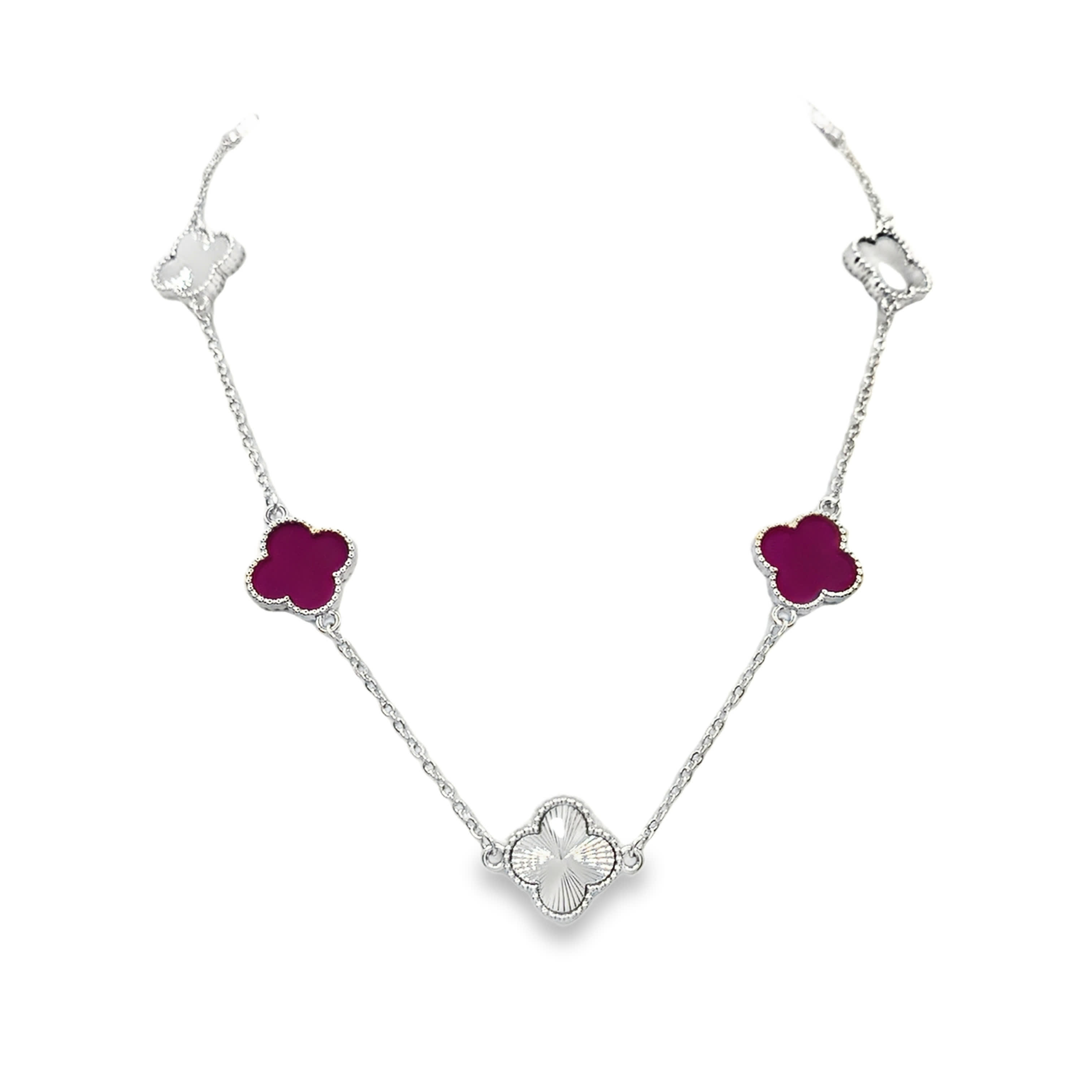 Elegancki posrebrzany naszyjnik warstwowy z rzeźbionym kaboszonem kamienia czerwonofioletowego agatu