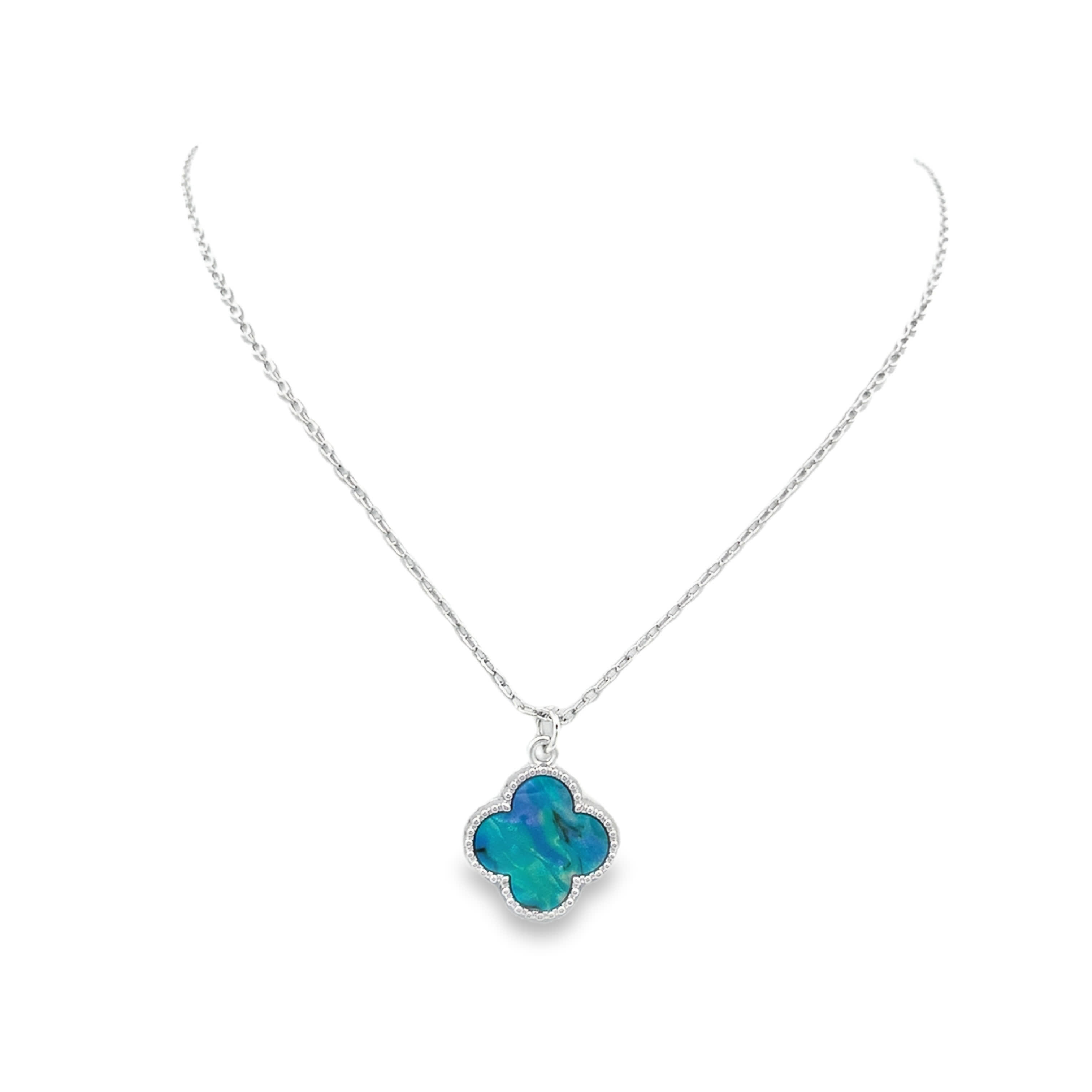 Posrebrzany naszyjnik z zawieszką koniczyna z motywem kamienia niebieskozielonego opalu w szlifie kaboszon