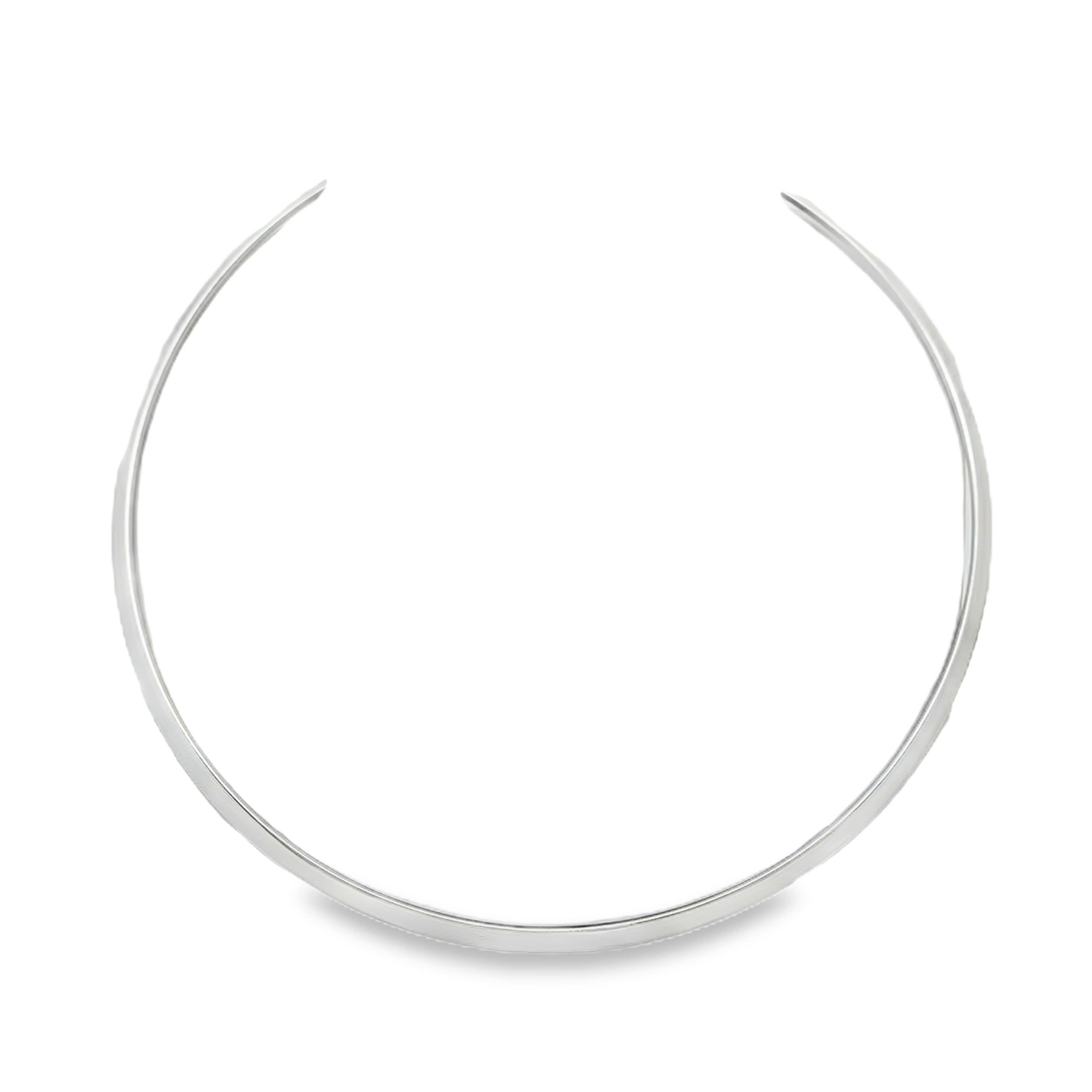 Gładki minimalistyczny naszyjnik choker kołnierzowy w jasnym odcieniu metalu