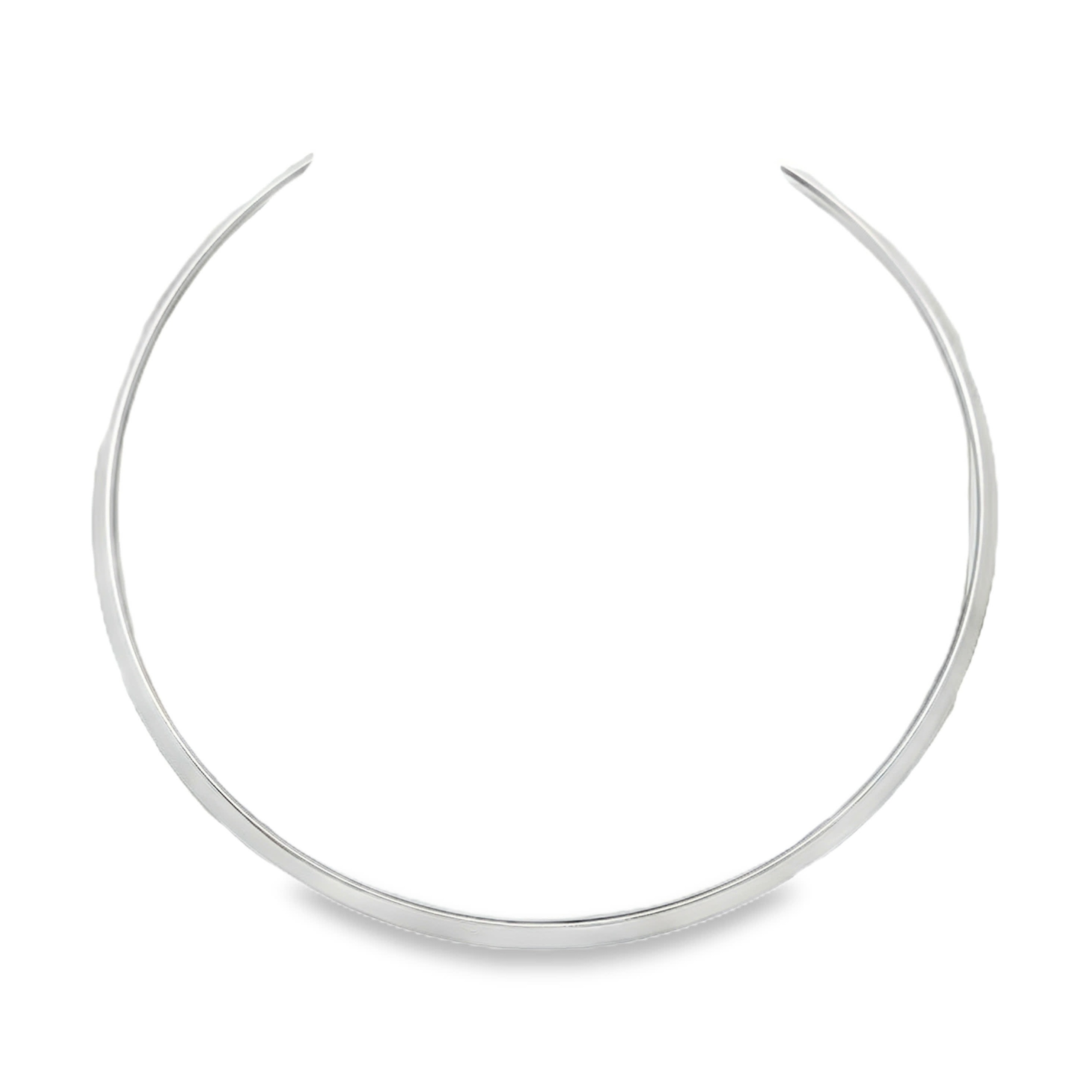 Gładki minimalistyczny naszyjnik choker kołnierzowy w jasnym odcieniu metalu