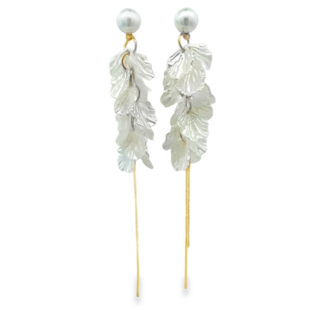 Teksturowane pozłacane kolczyki wiszące z białymi płatkami