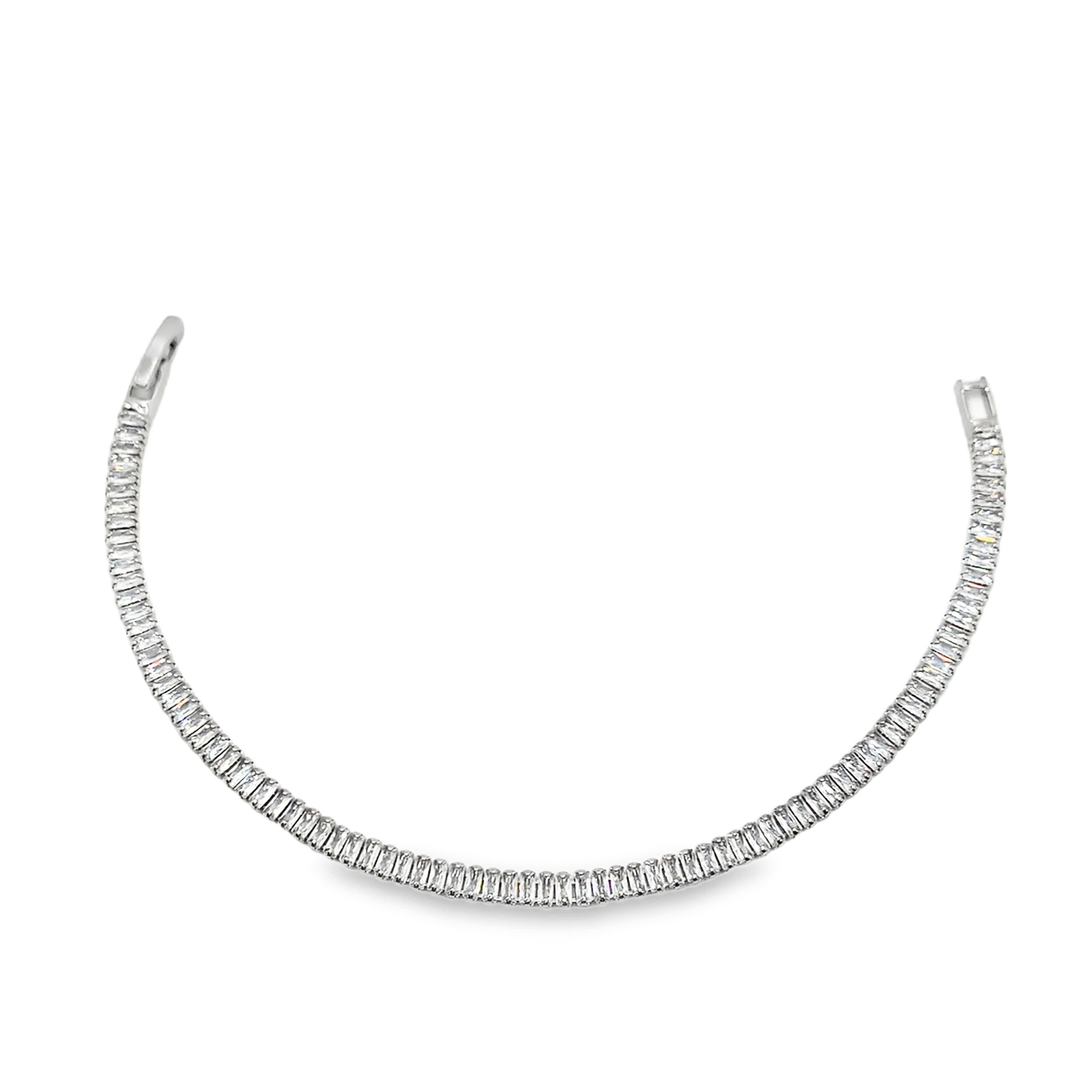 Bransoletka tenisowa z białej stali z kamieniami w szlifie bagietkowym