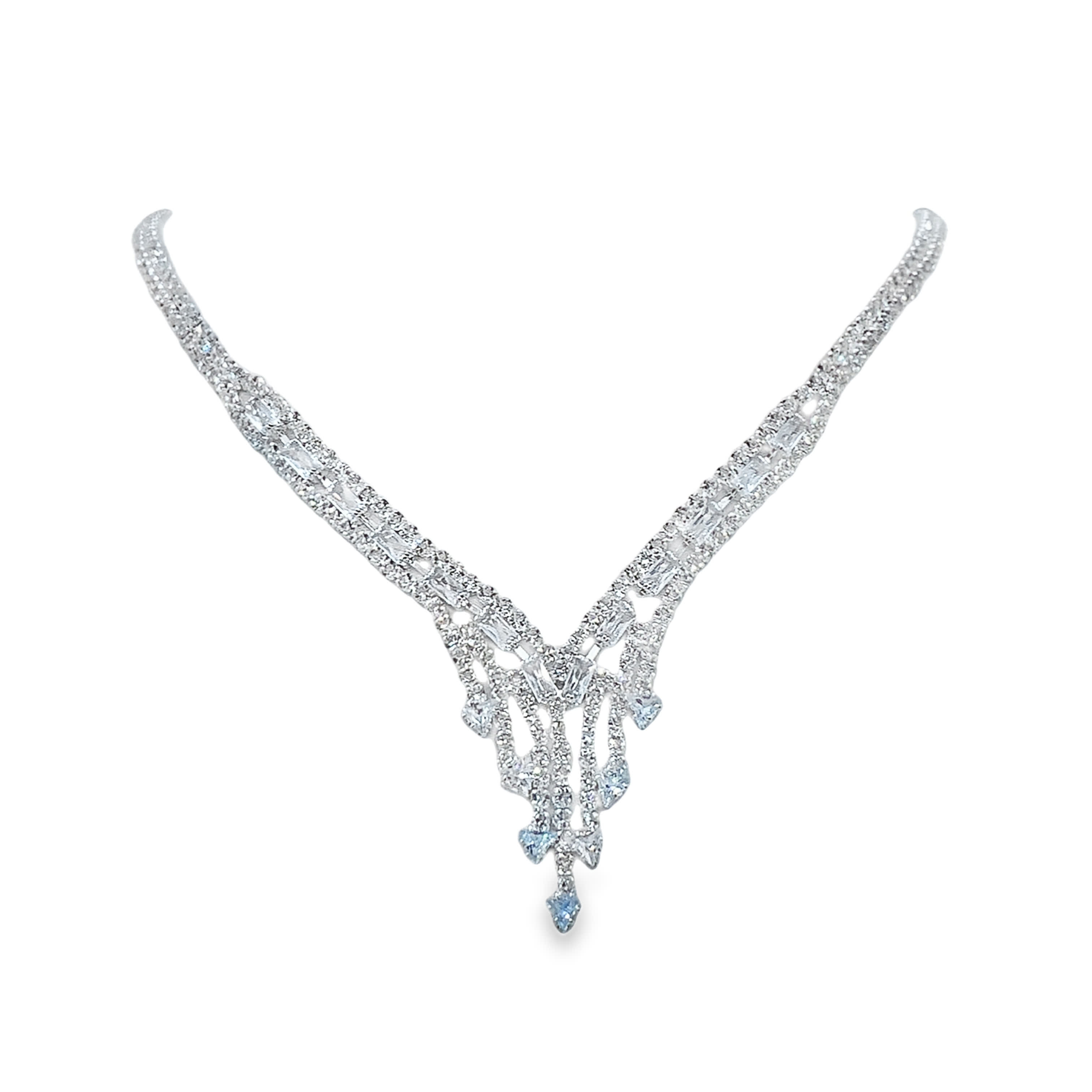 Naszyjnik z białej stali z kamieniami o okrągłym szlifie brylantowym