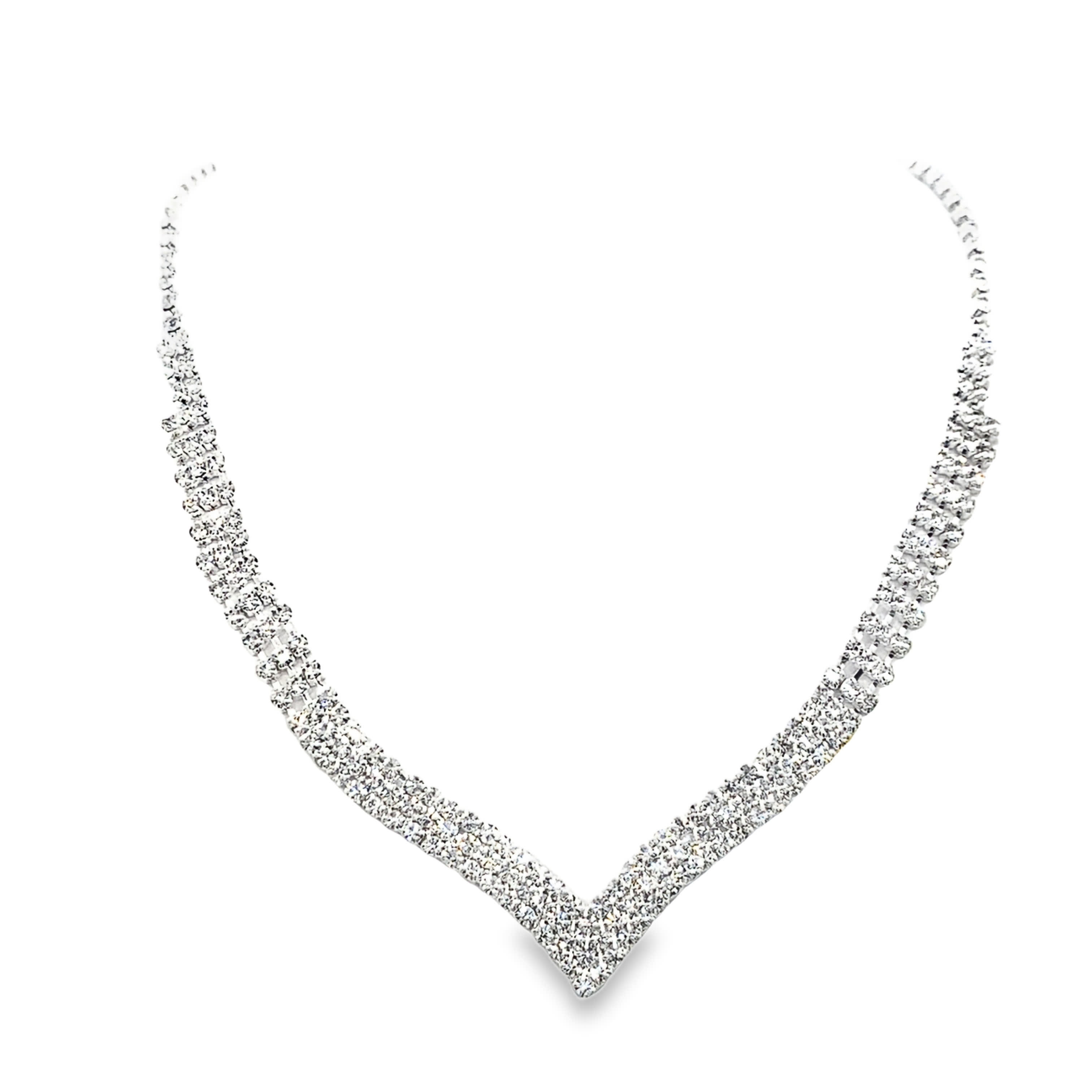 Olśniewający posrebrzany naszyjnik z kamieniami: ponadczasowa elegancja