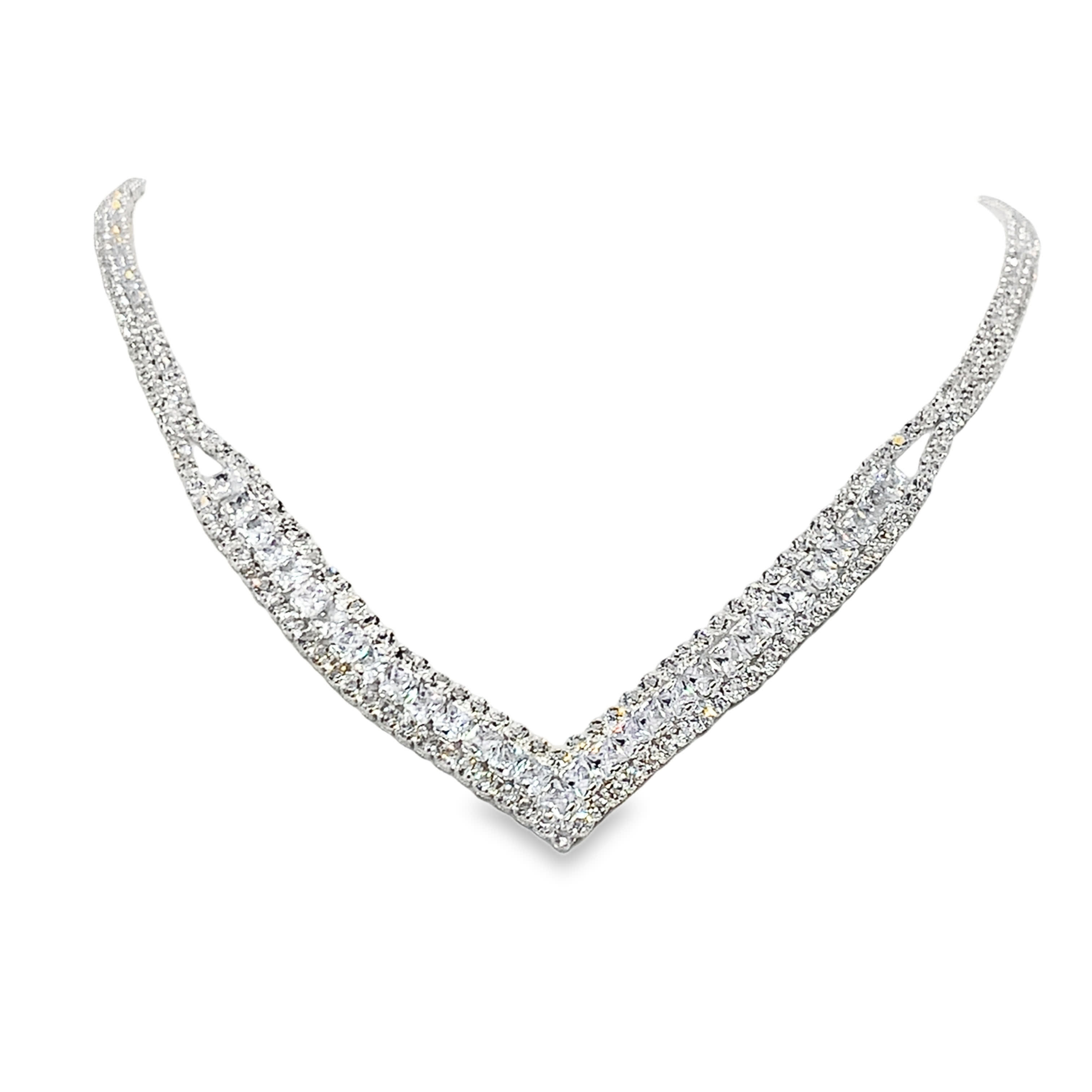 Elegancki posrebrzany naszyjnik kryształowy