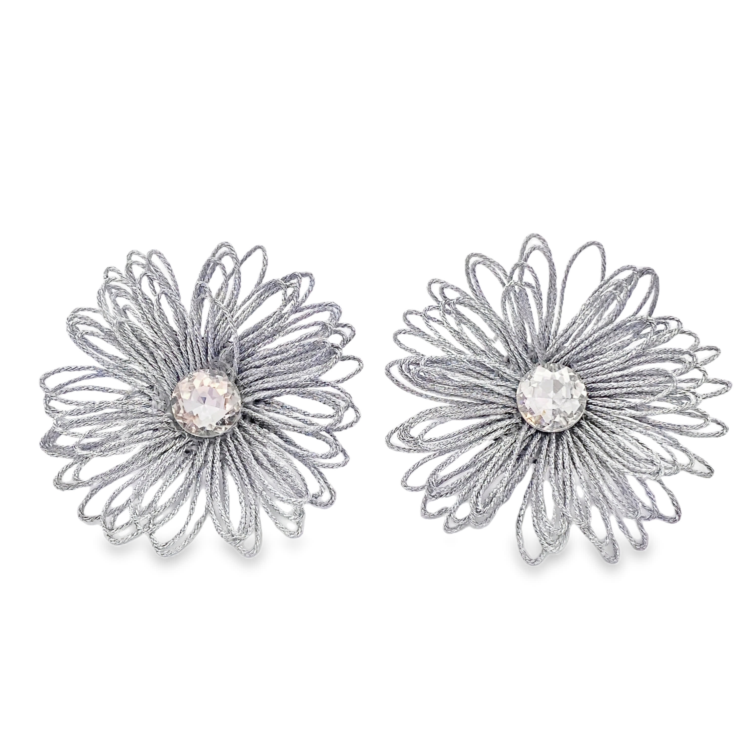 Posrebrzane kolczyki w kształcie kwiatów z okrągłymi kamieniami