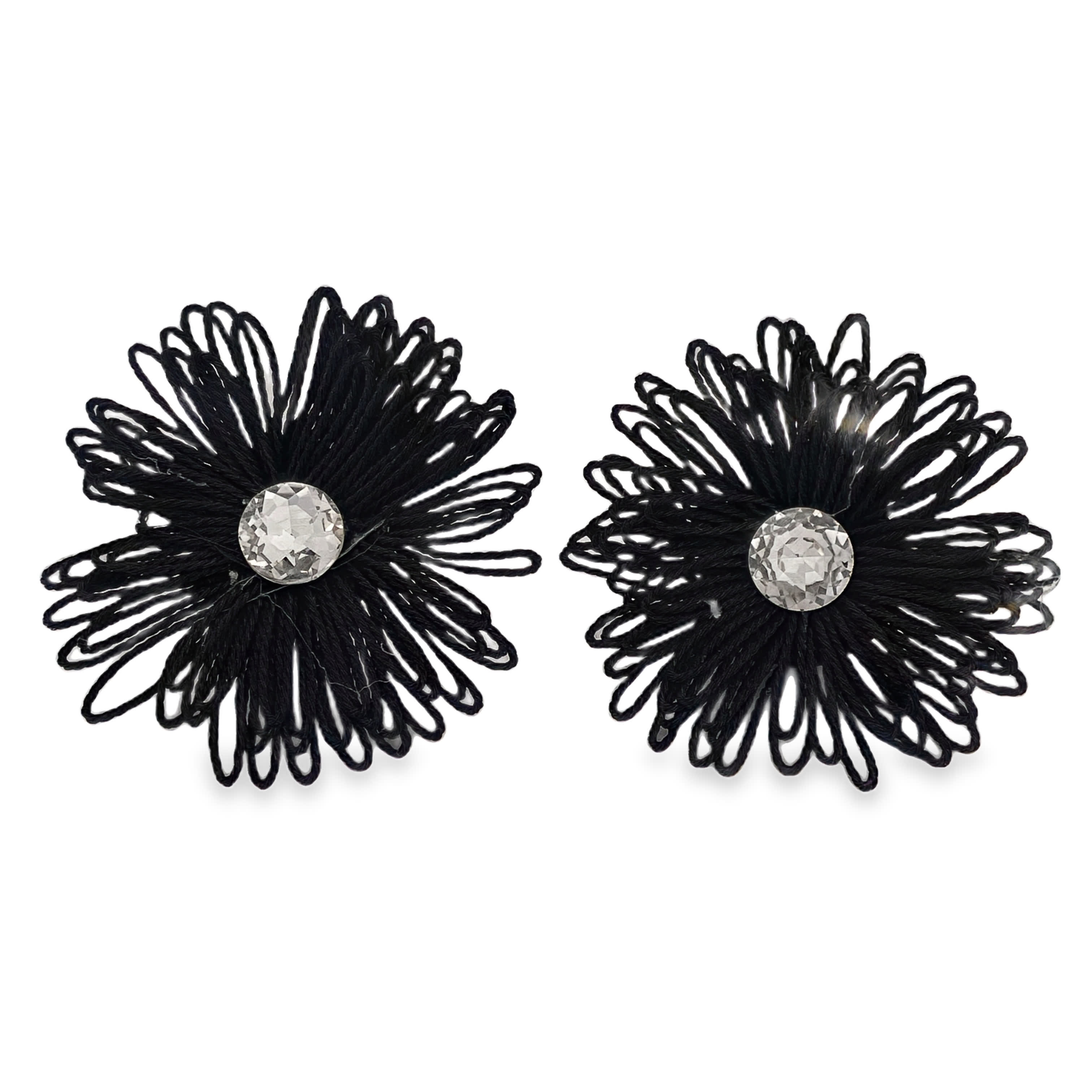 Kolczyki w kształcie kwiatu z okrągłymi kamieniami