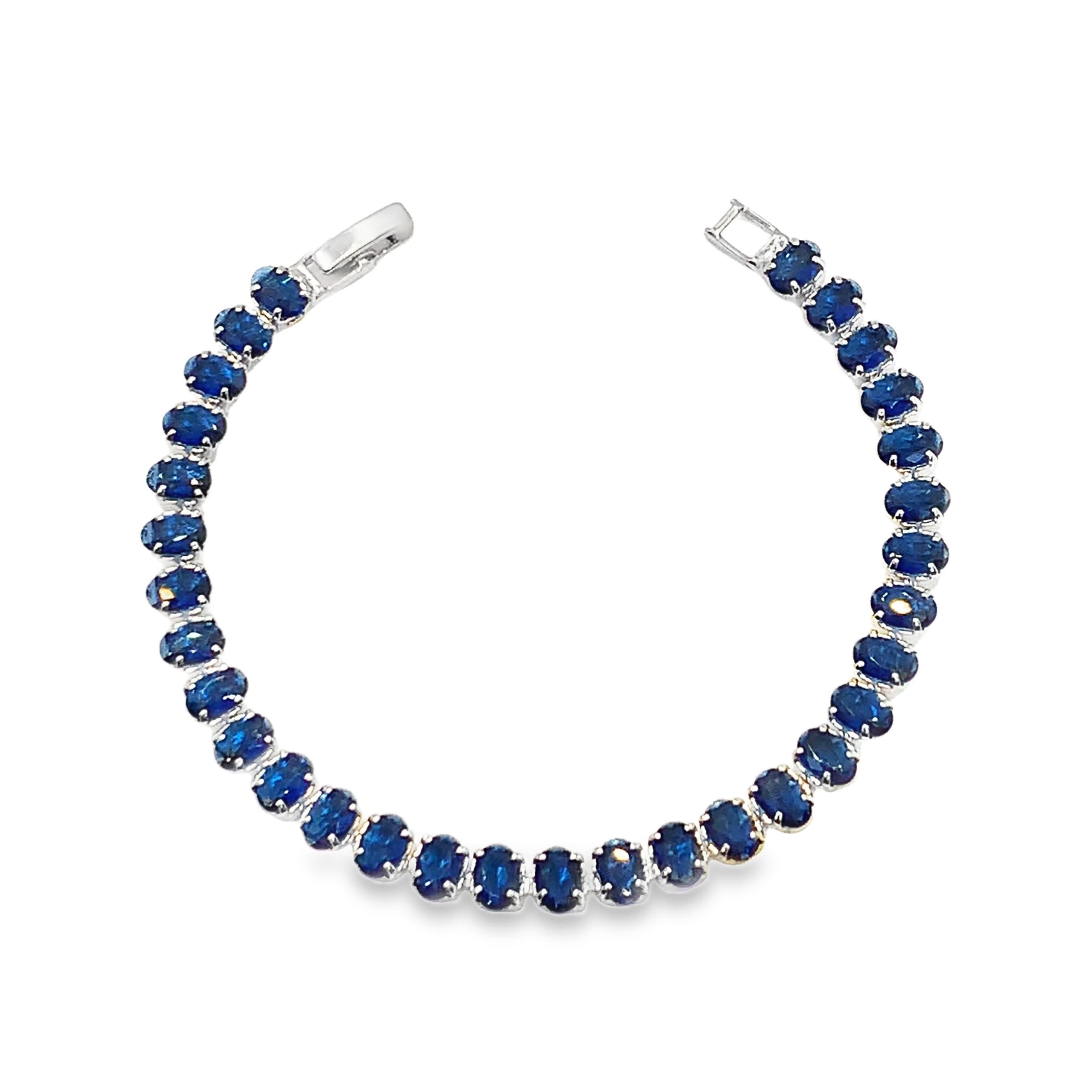 Bransoletka tenisowa z białego złota na srebrze z głębokimi, niebieskimi, owalnymi szafirami kaboszonowymi