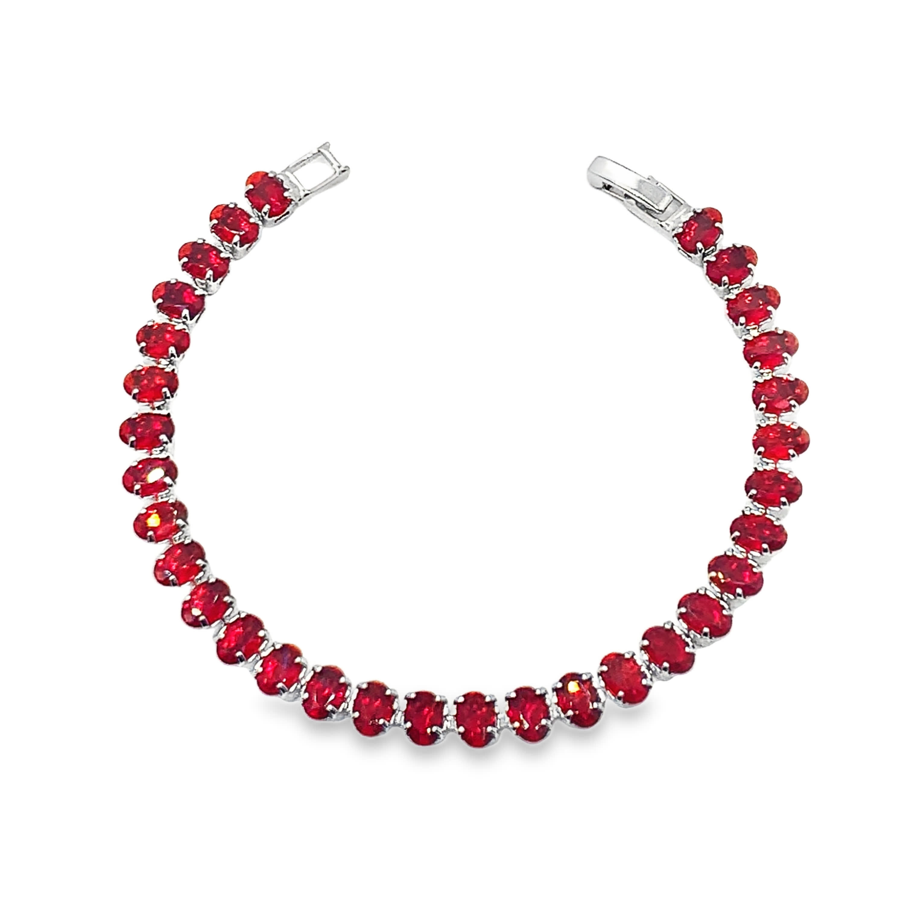 Bransoletka tenisowa ze srebra platerowanego białym złotem z owalnymi kaboszonami czerwonych rubinów