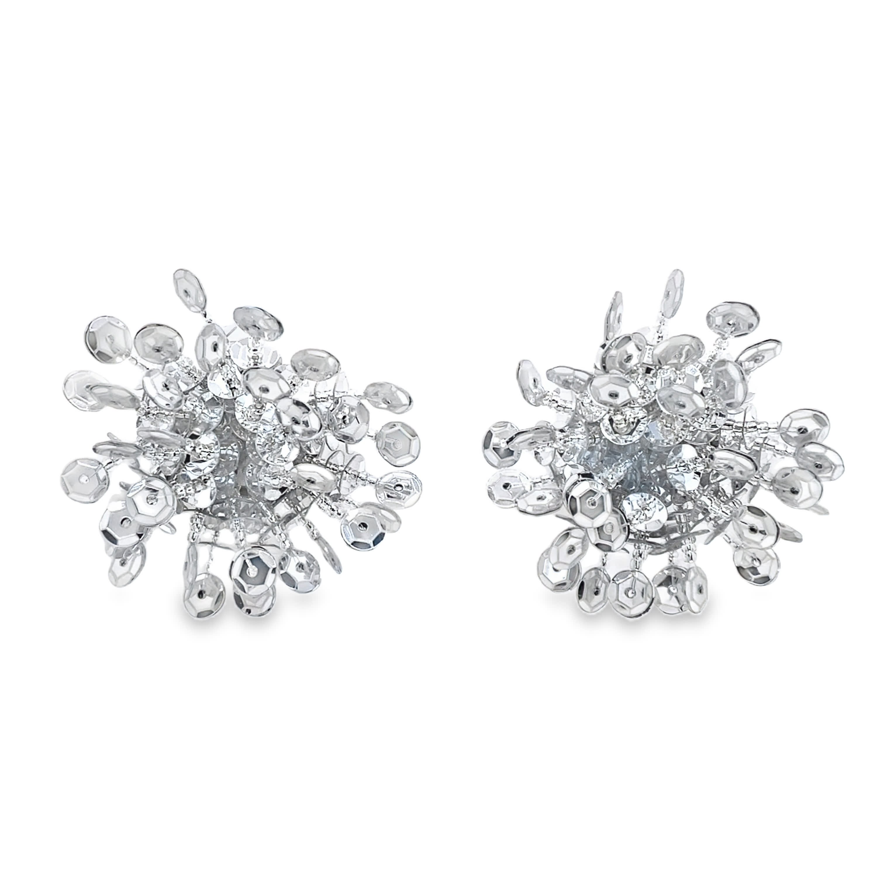 Posrebrzane kolczyki w kształcie klastra z wykończeniem z białego złota