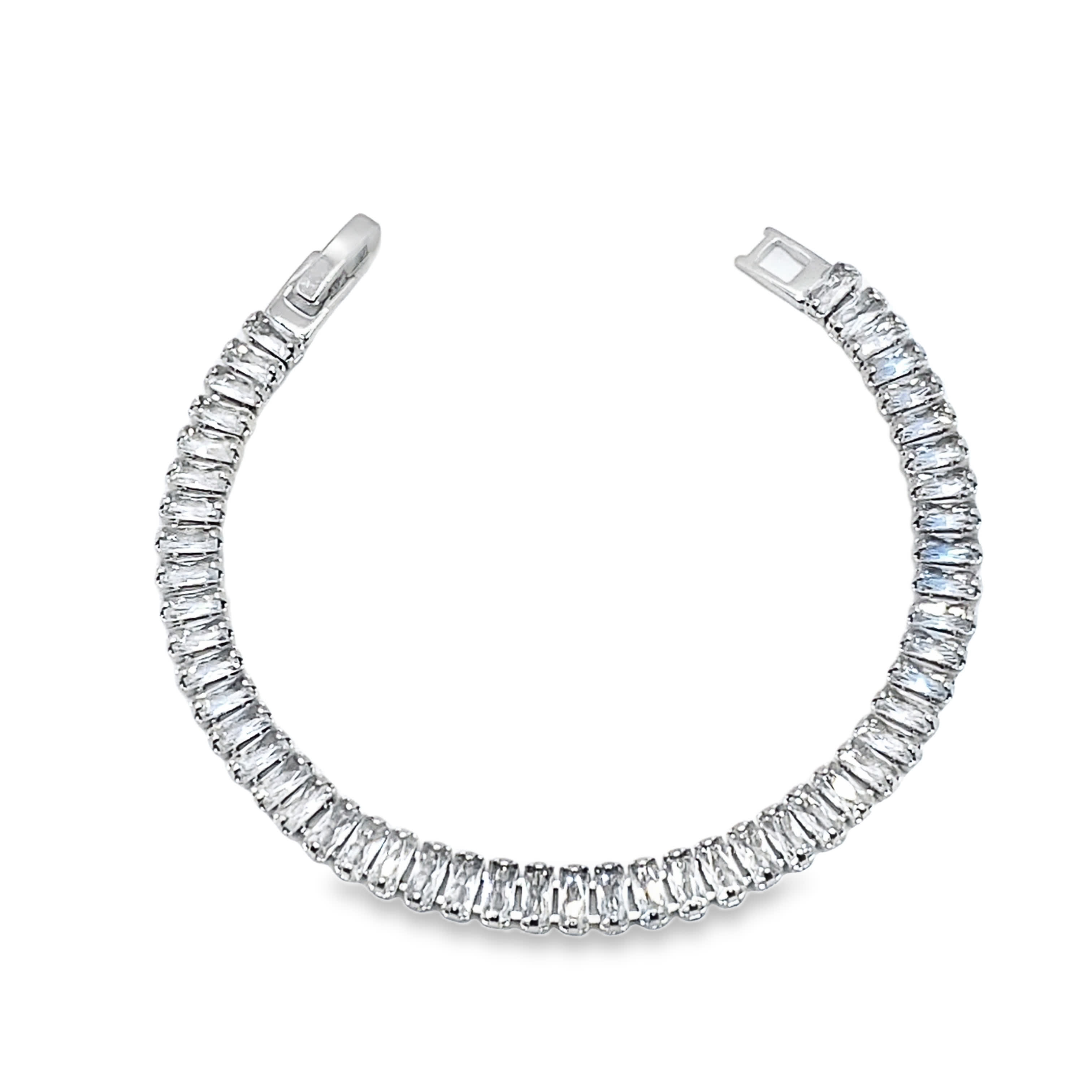 Elegancka srebrna bransoletka tenisowa z kryształami o szlifie bagietkowym