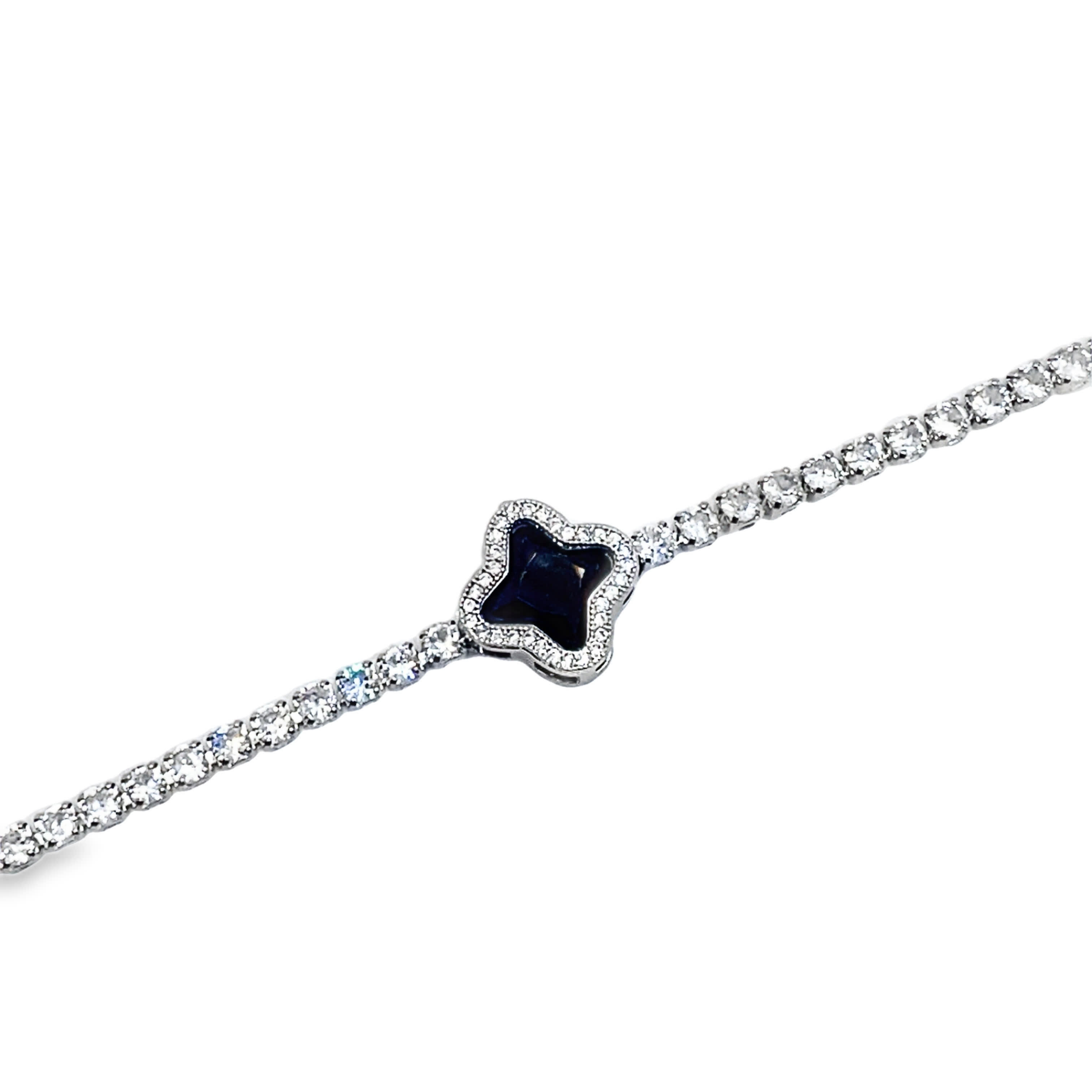 Bransoletka tenisowa z białego złota z diamentami i akcentem koniczyny