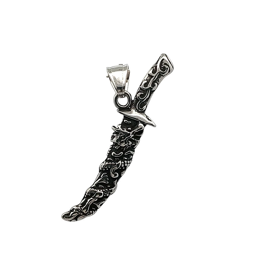 Skomplikowany projekt wisiorka w kształcie miecza