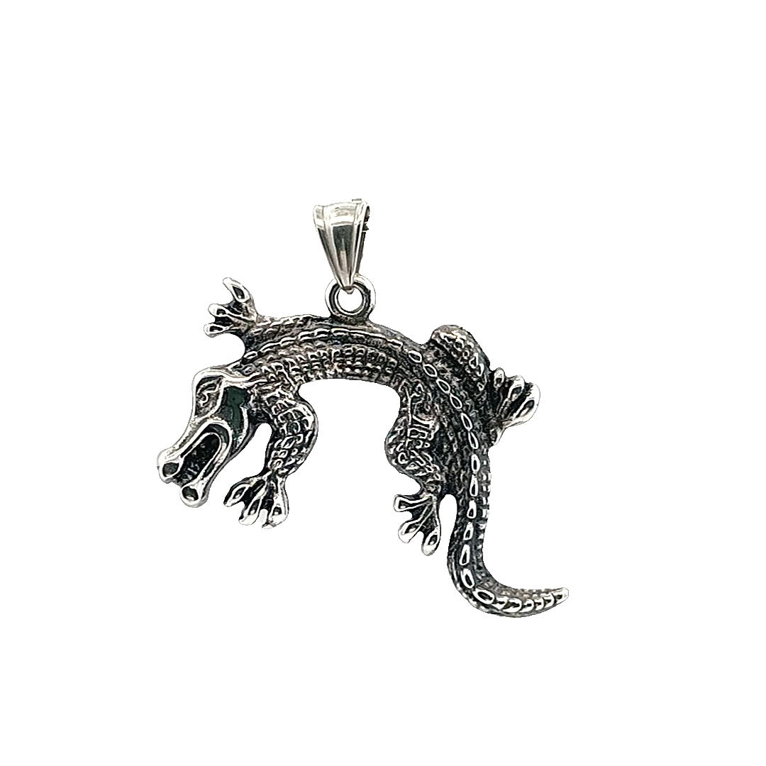 Skomplikowany wisiorek ze skóry aligatora