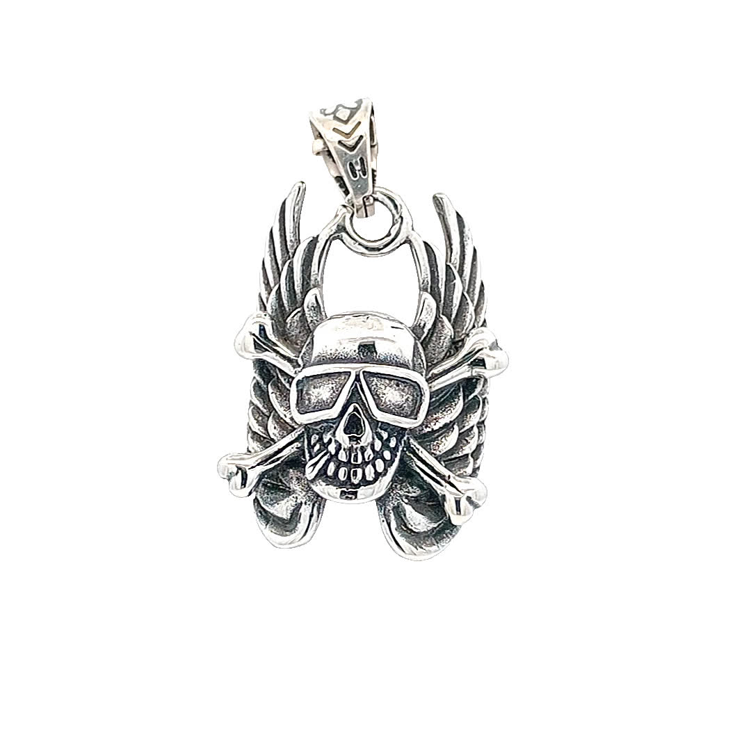 Wisiorek z czaszką i skrzydłami