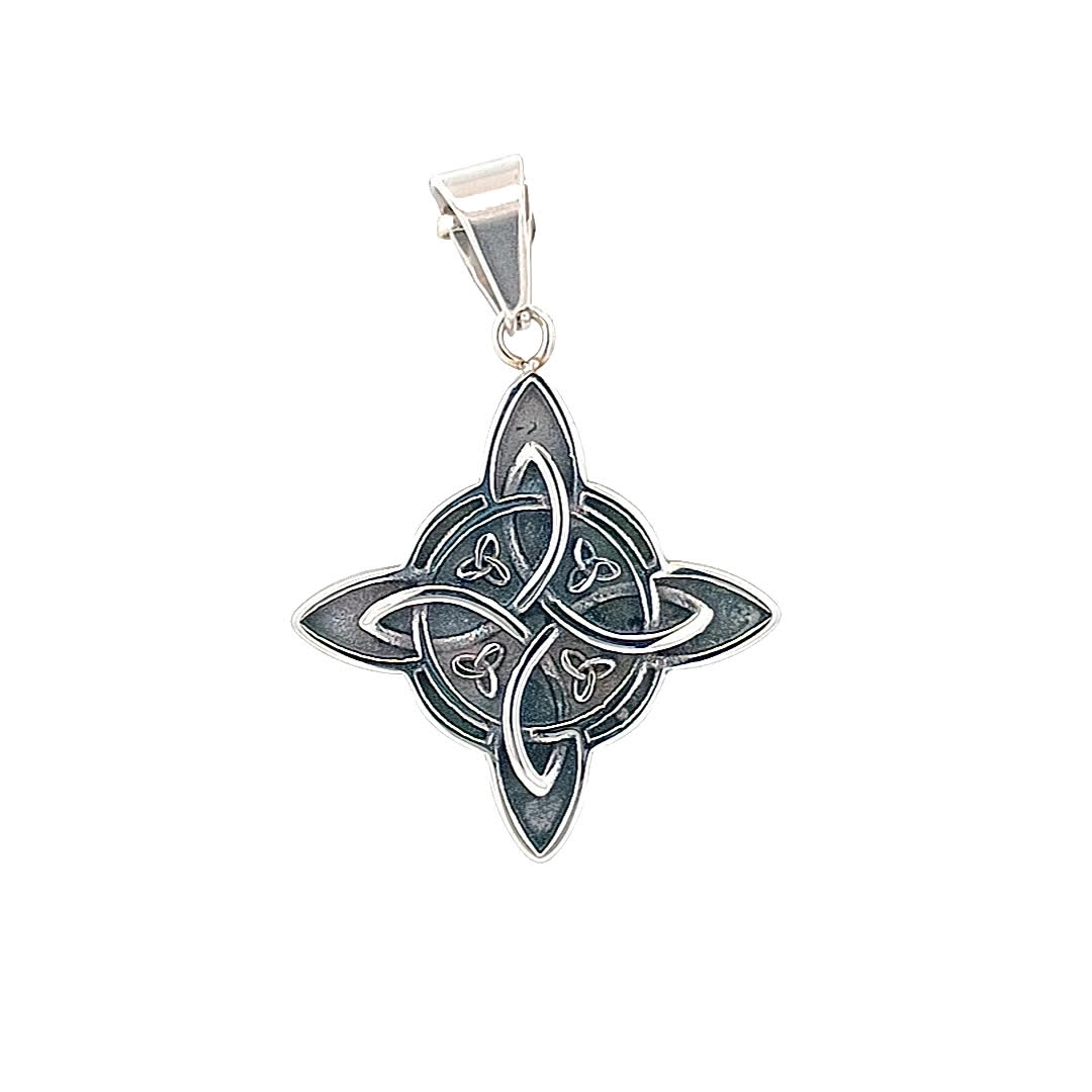 Elegancki wisiorek z węzłem celtyckim