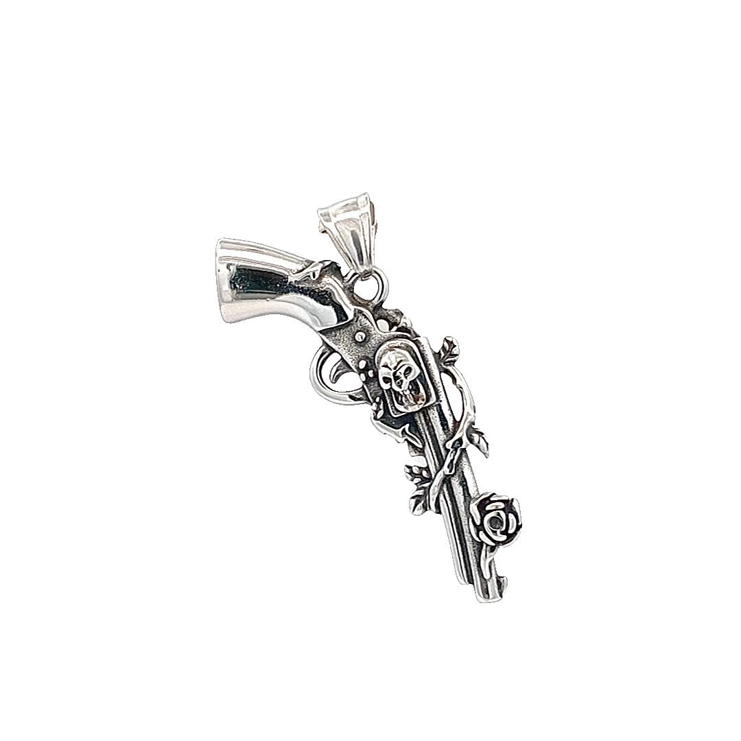 Skomplikowany wisiorek w kształcie pistoletu