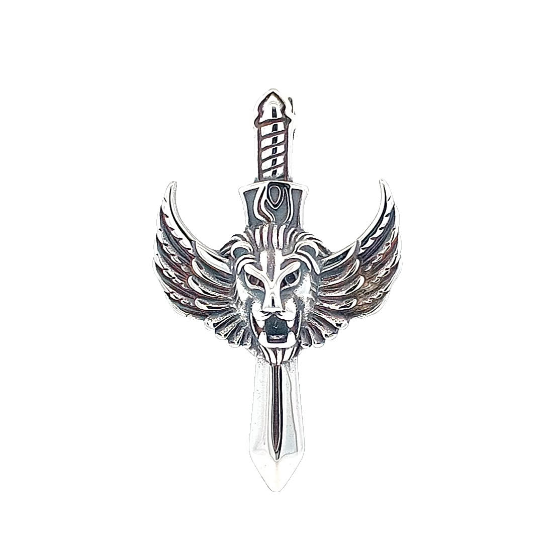 Majestatyczny wisiorek z lwem i mieczem