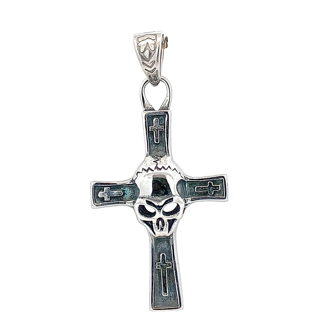 Skomplikowany wisiorek w kształcie krzyża czaszki